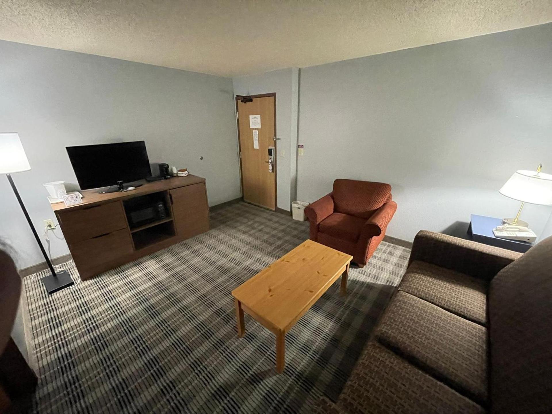 AmericInn by Wyndham Sayre photo 85