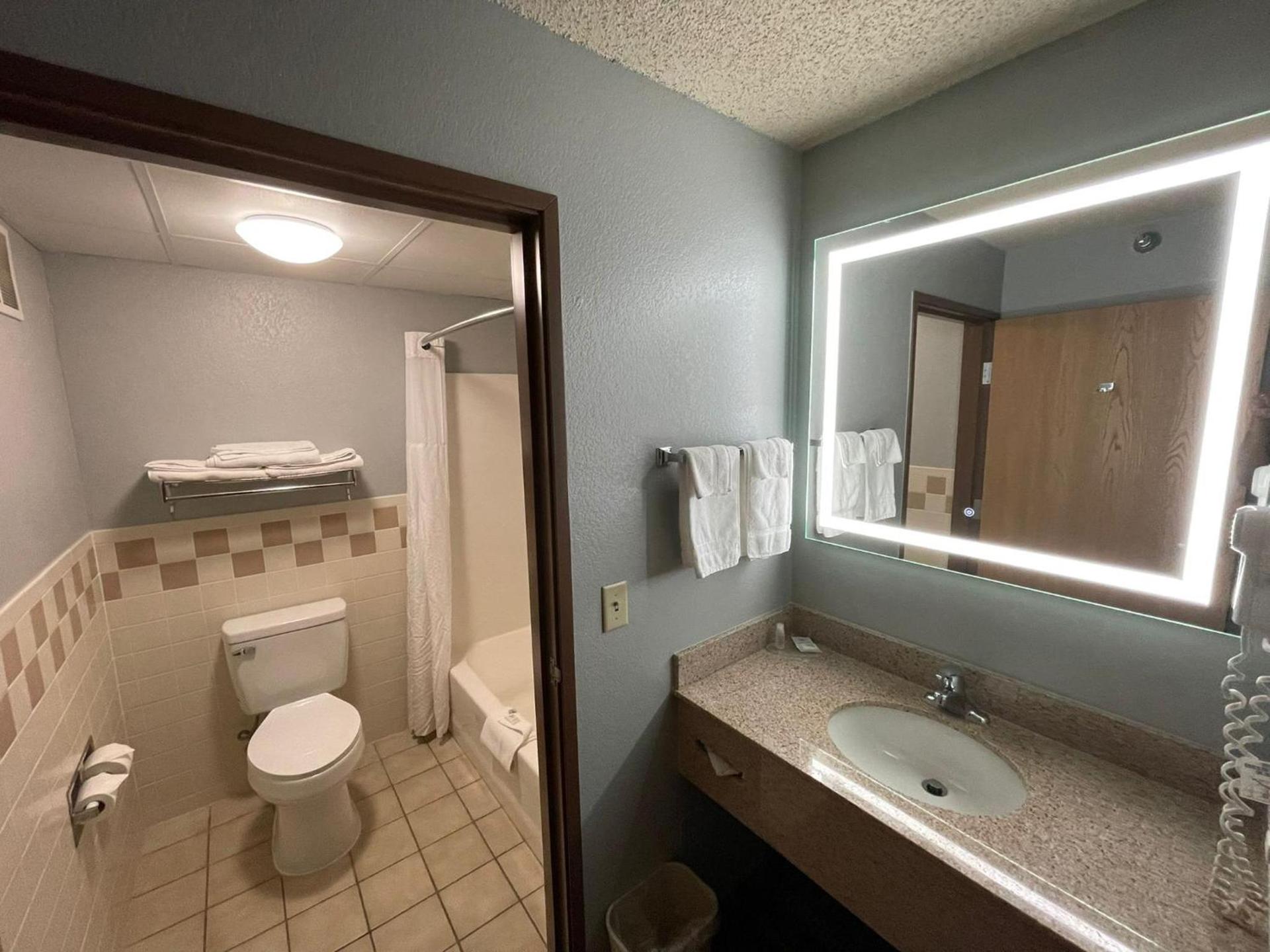 AmericInn by Wyndham Sayre photo 89