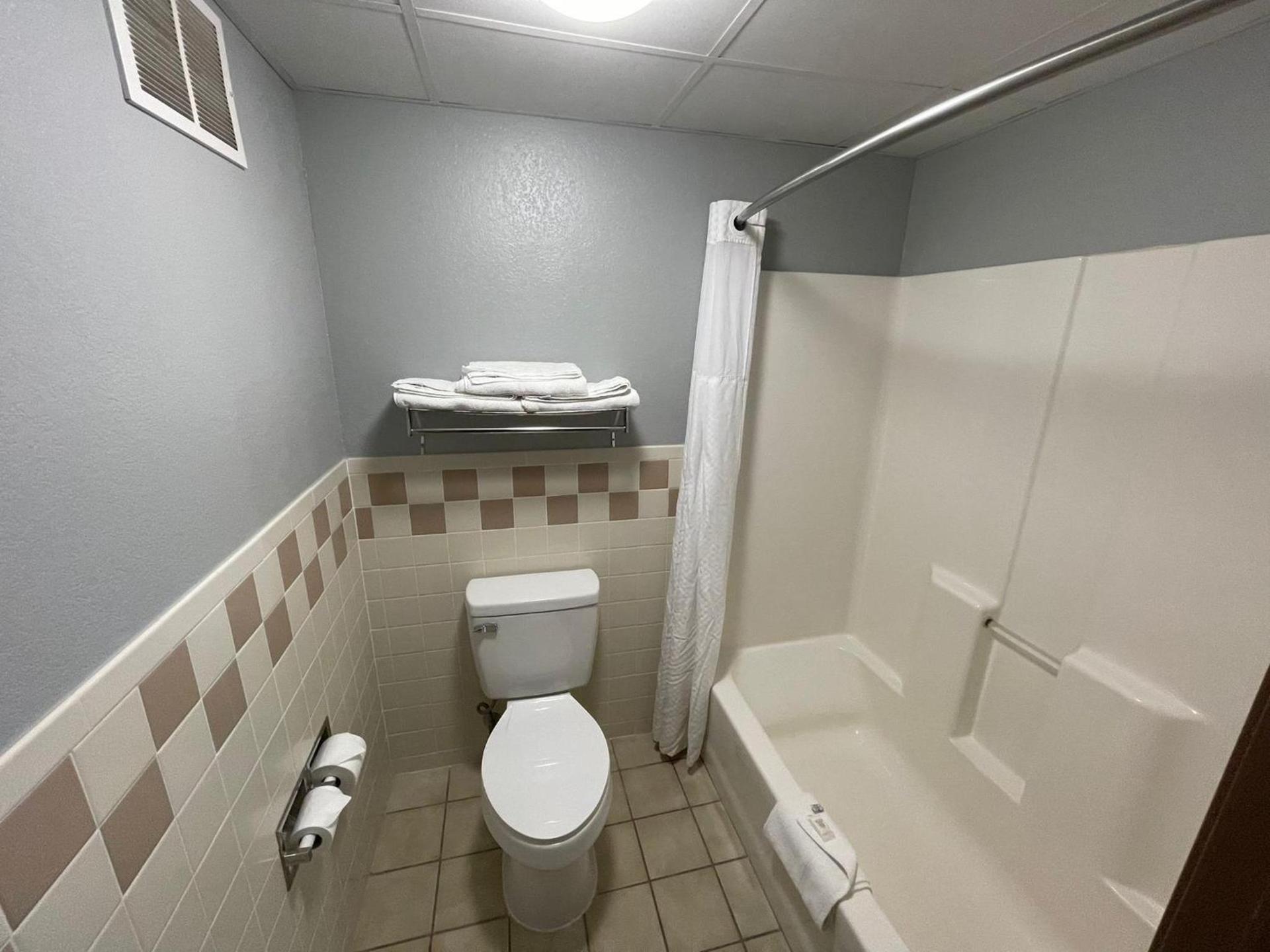 AmericInn by Wyndham Sayre photo 91