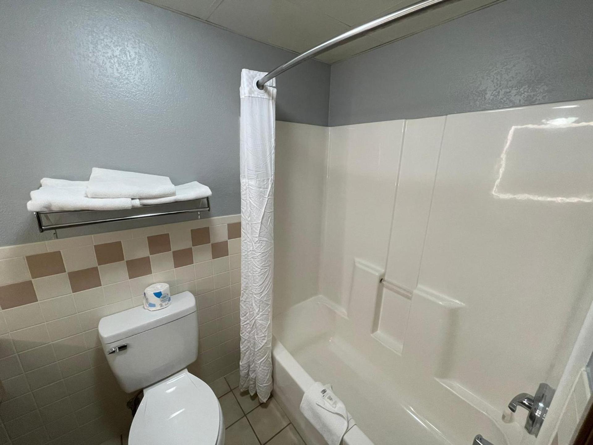 AmericInn by Wyndham Sayre photo 93
