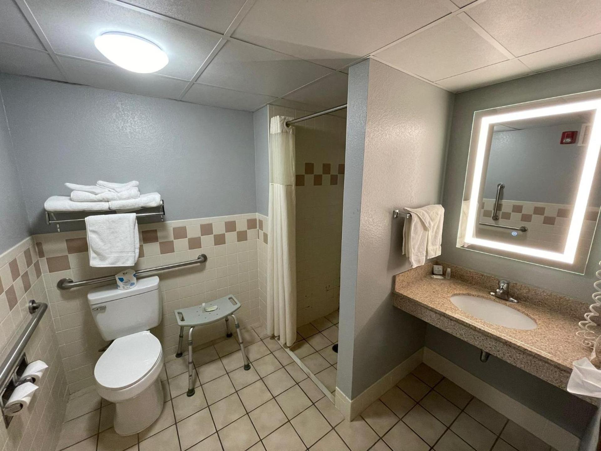 AmericInn by Wyndham Sayre photo 97