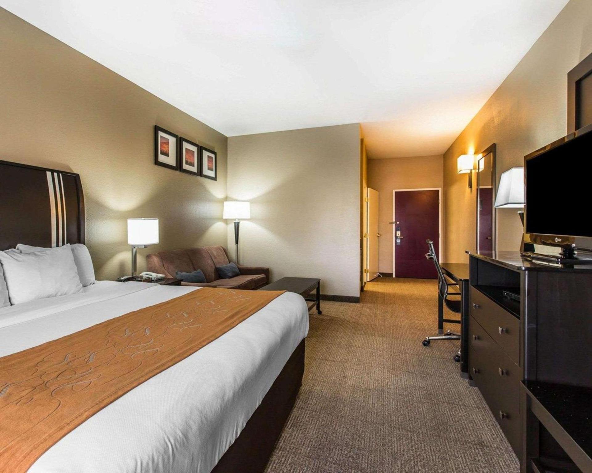 Comfort Suites Bakersfield photo 25