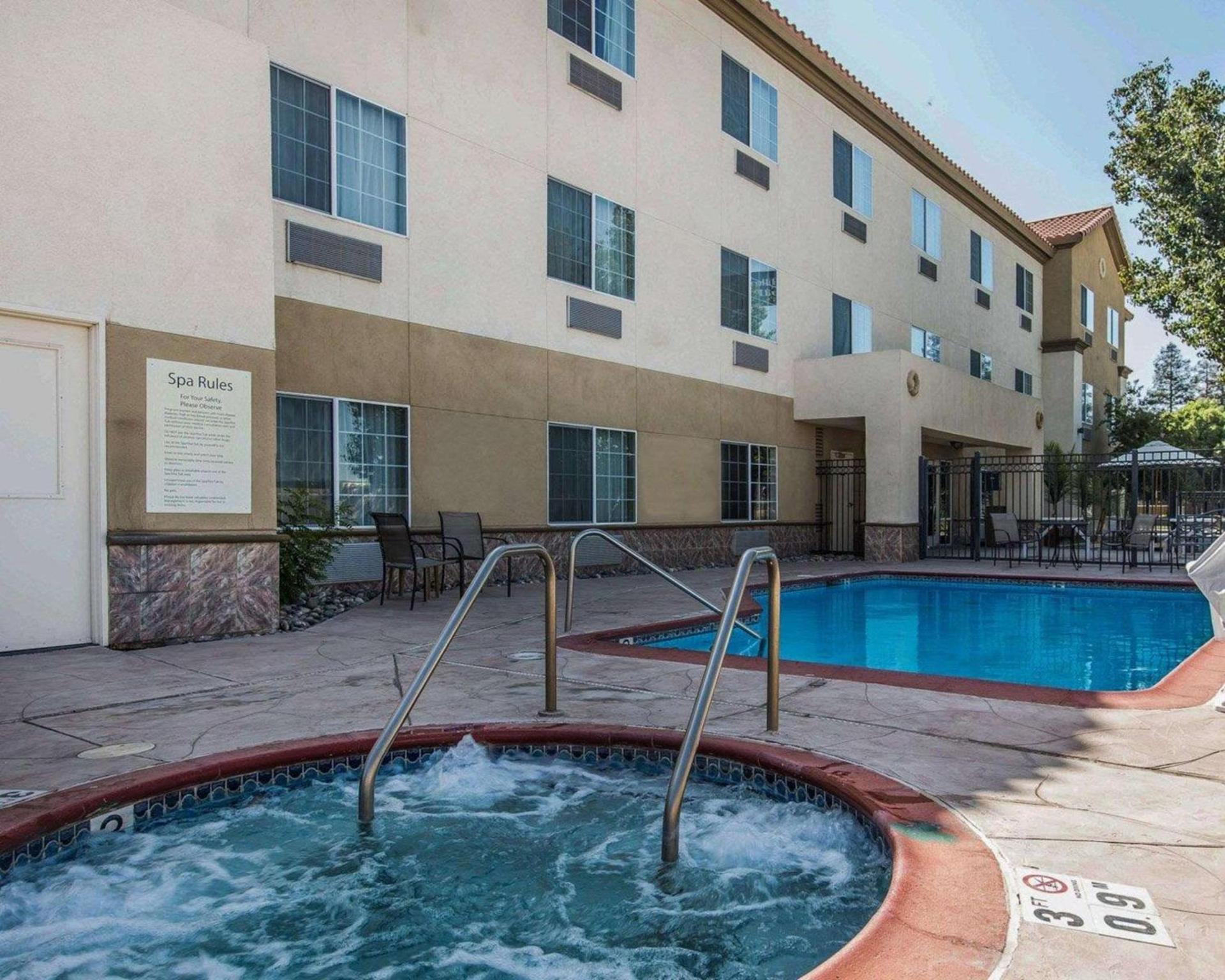 Comfort Suites Bakersfield photo 27