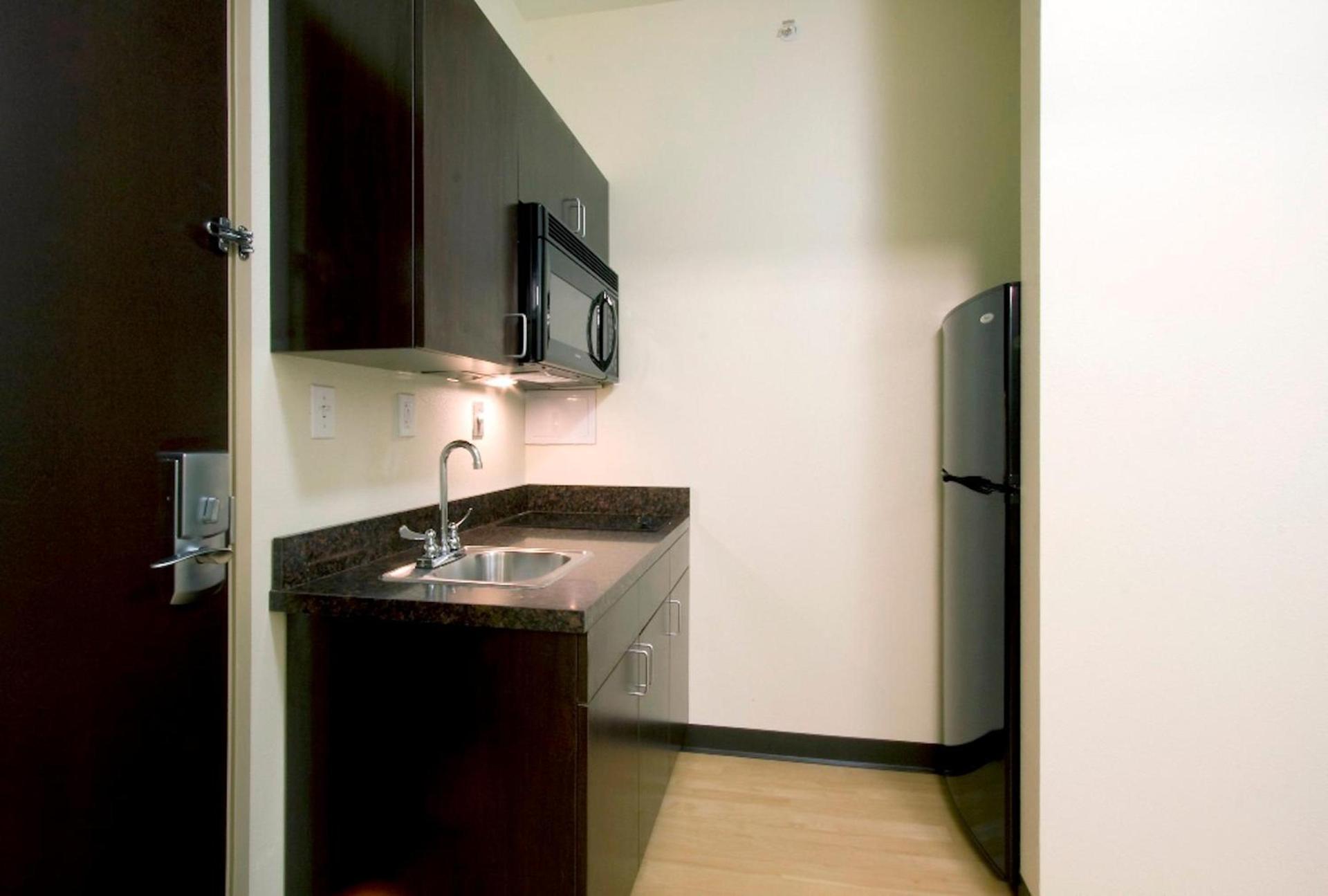 Red Roof Inn & Suites Beaumont photo 13