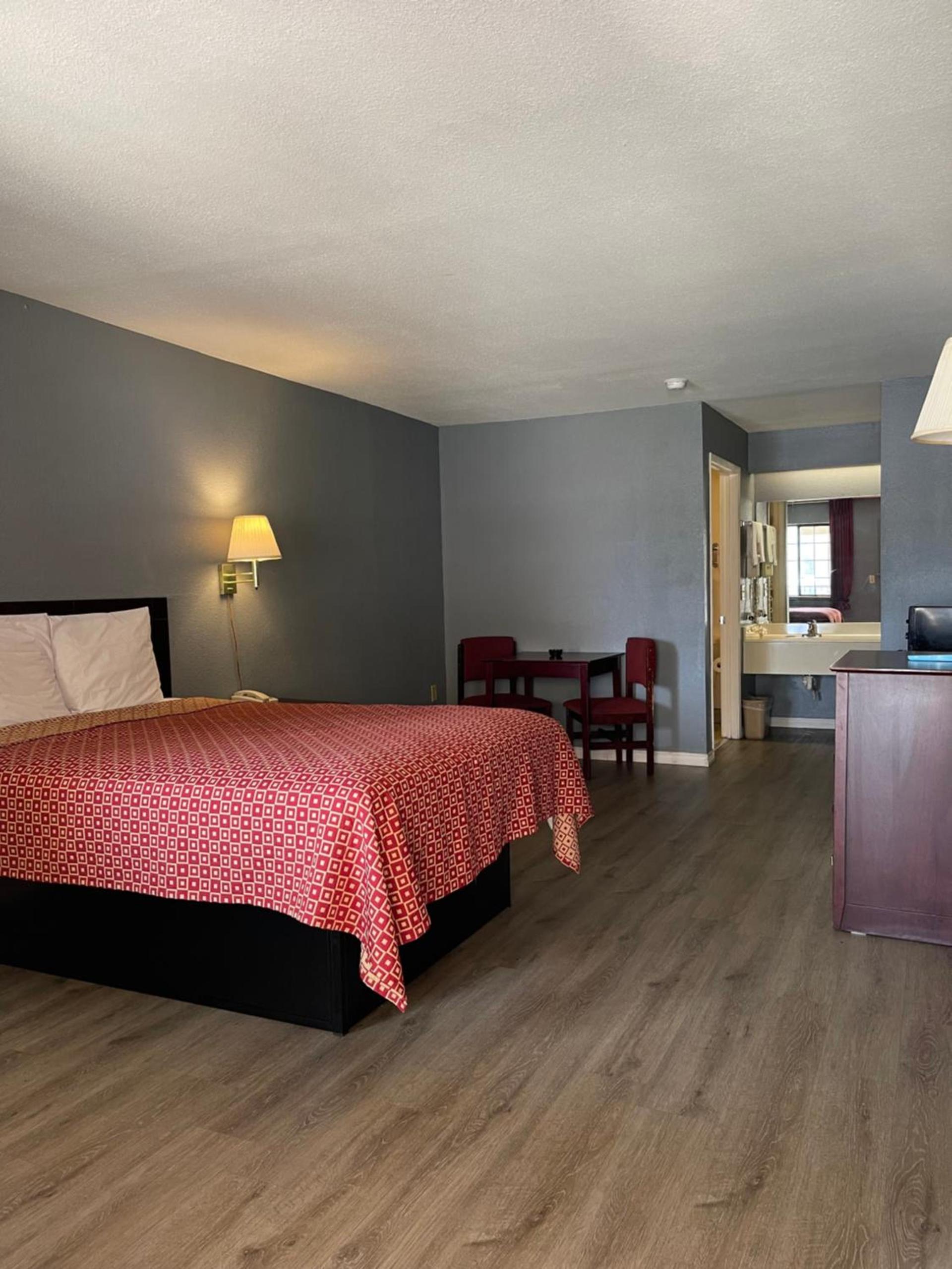 Majestic Inn photo 6