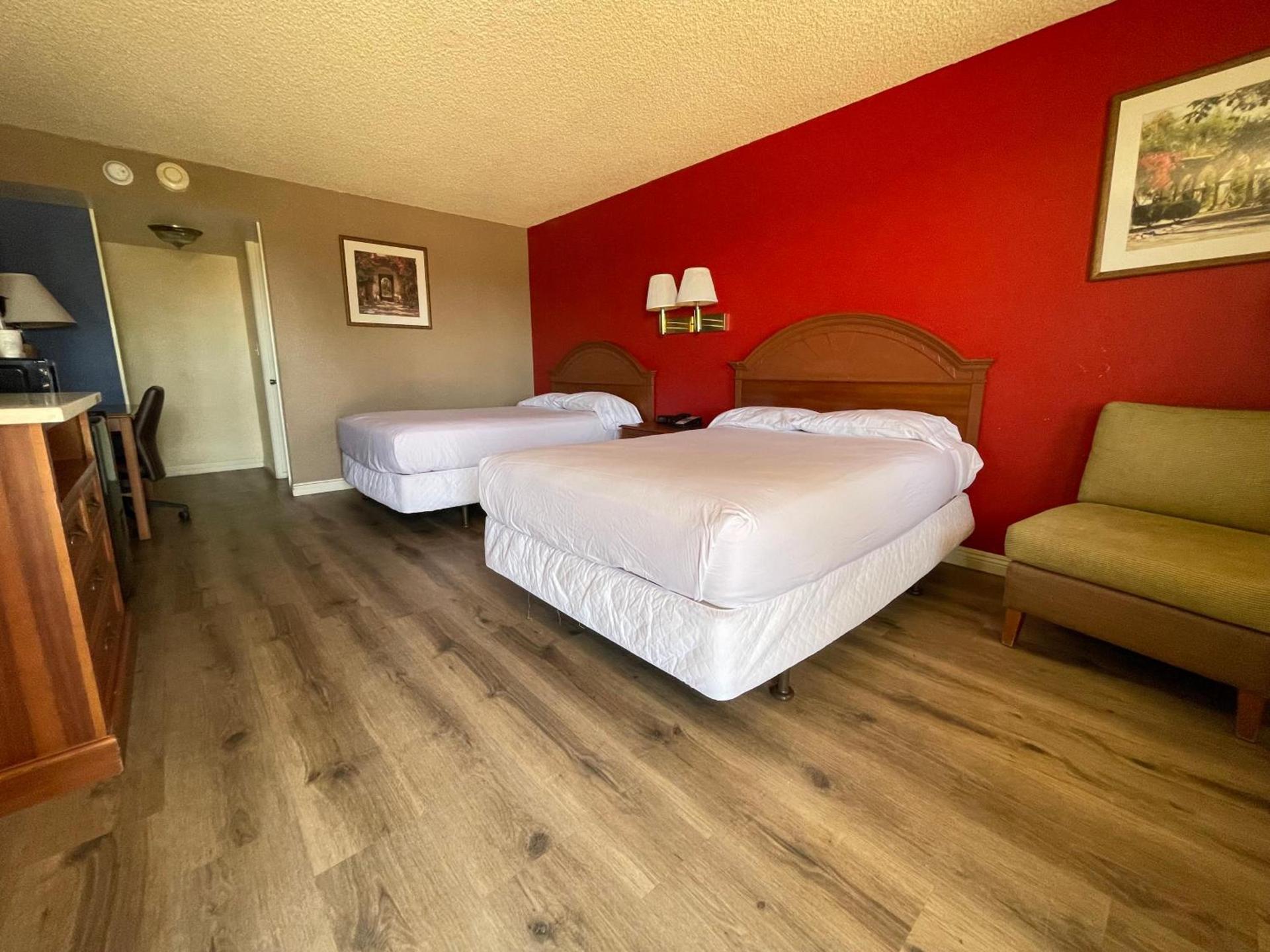 Travelodge by Wyndham Imperial - El Centro photo 4