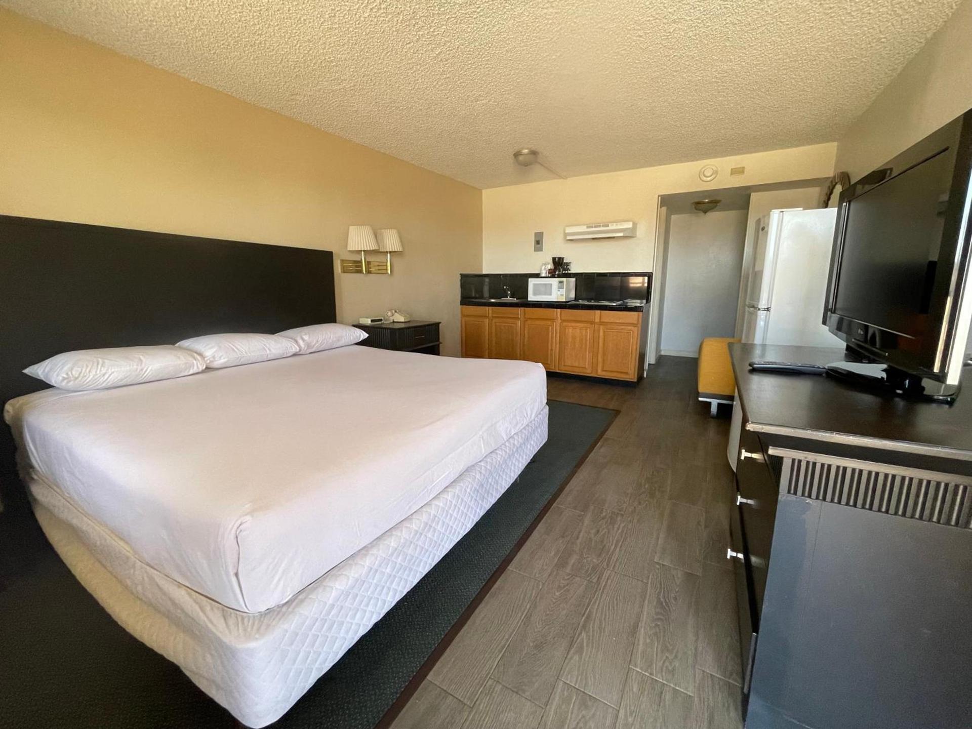 Travelodge by Wyndham Imperial - El Centro photo 11
