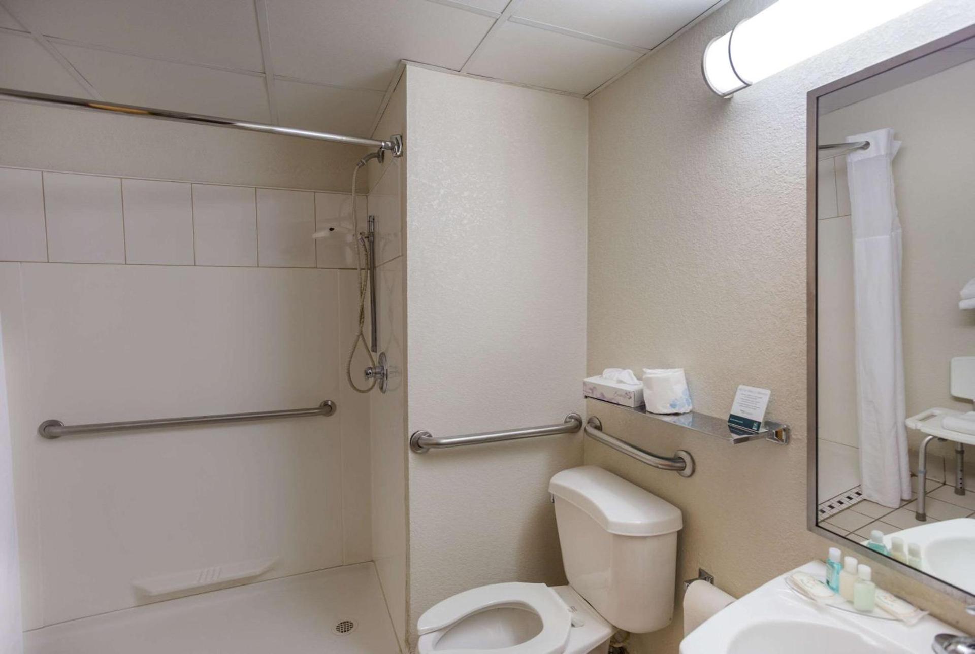 Quality Inn Albany Colonie photo 11