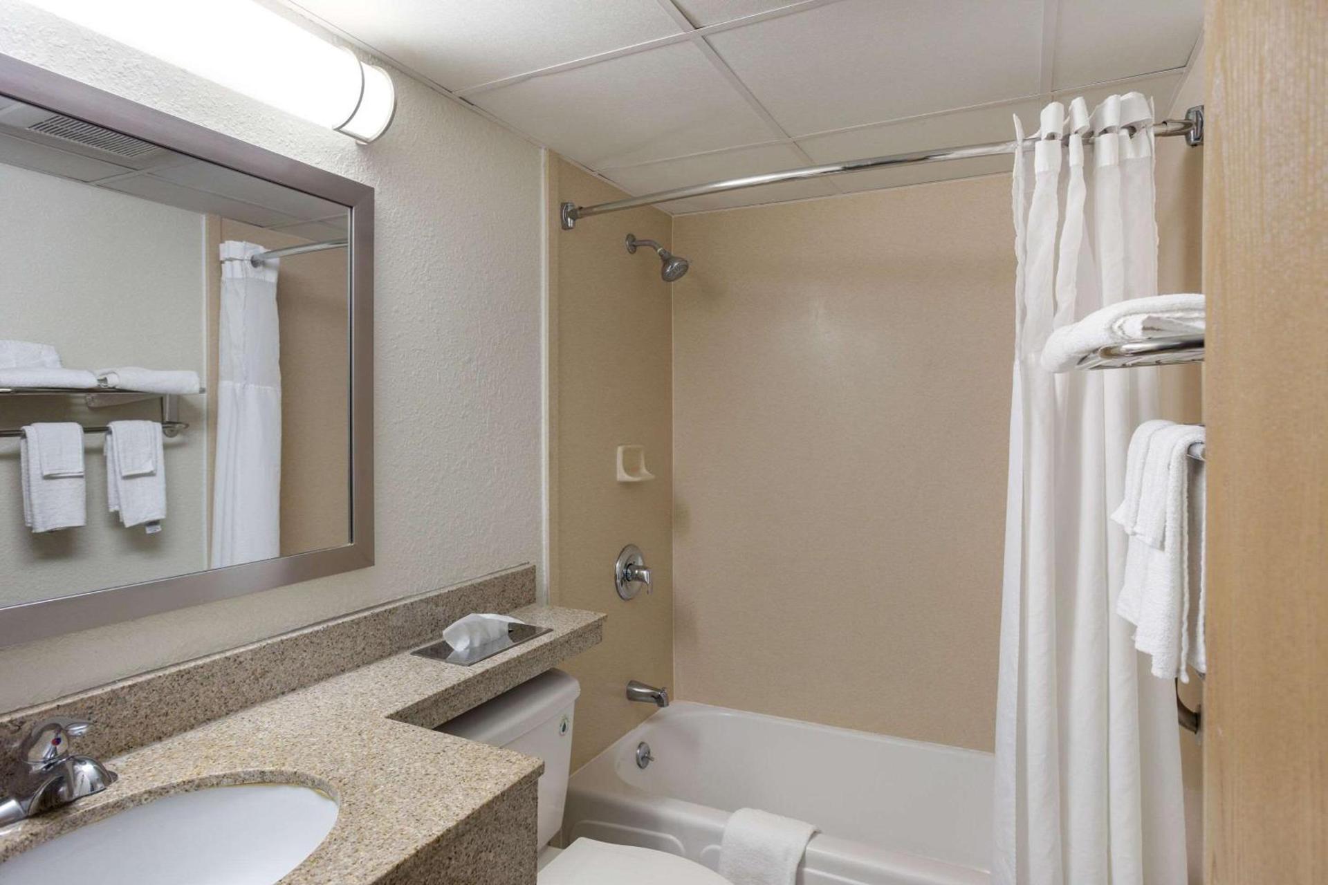 Quality Inn Albany Colonie photo 18