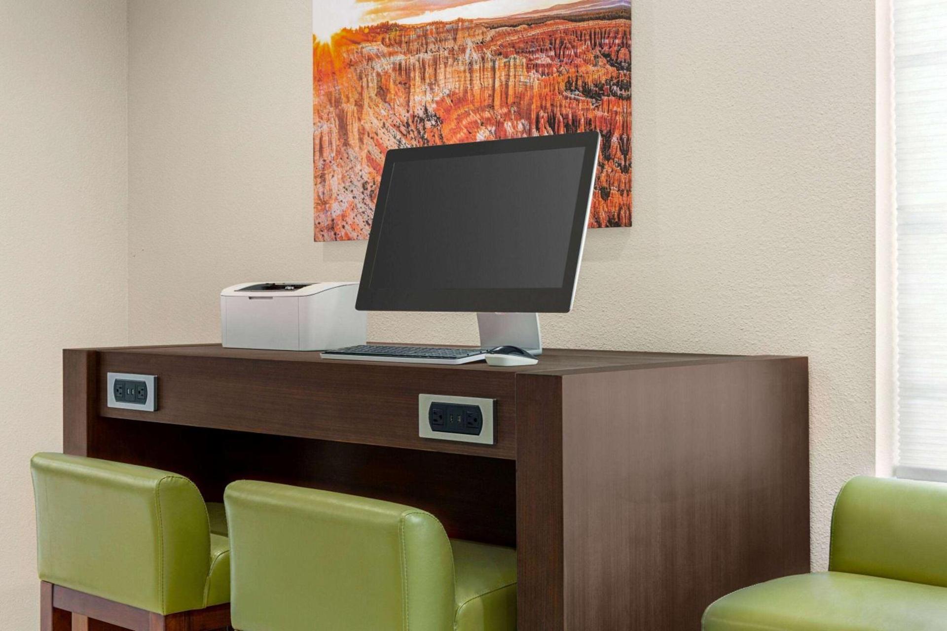 Days Inn & Suites by Wyndham Tomball Houston NW photo 32
