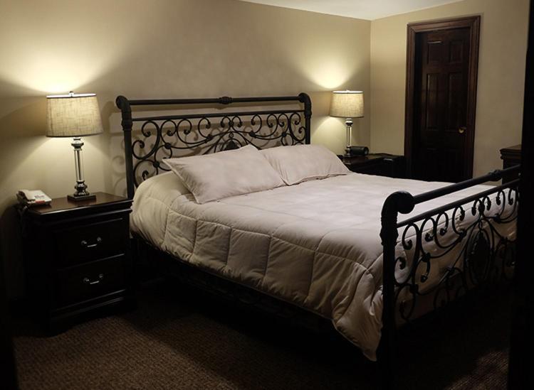 Chalet Inn & Suites photo 12