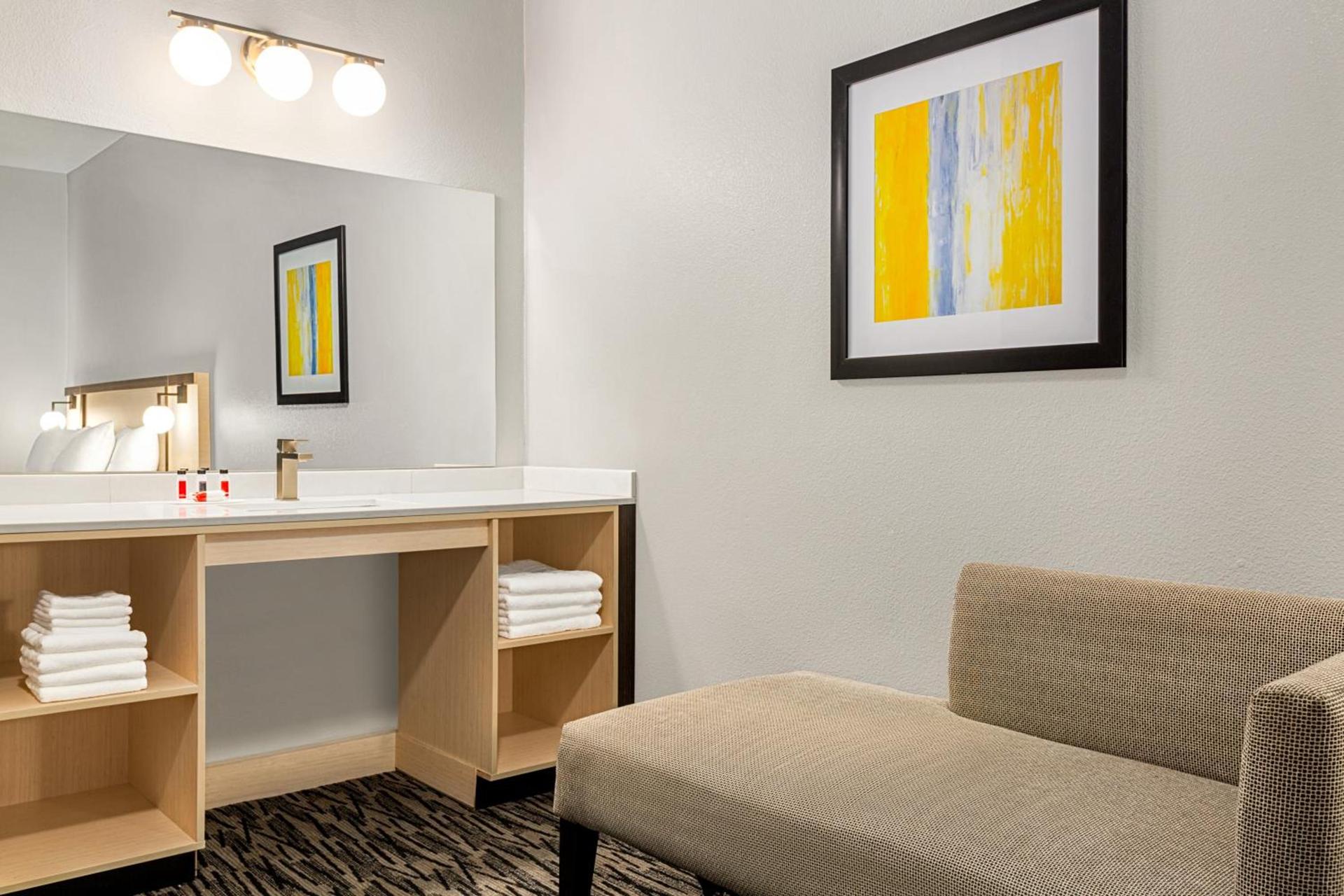 Ramada by Wyndham Marina photo 61