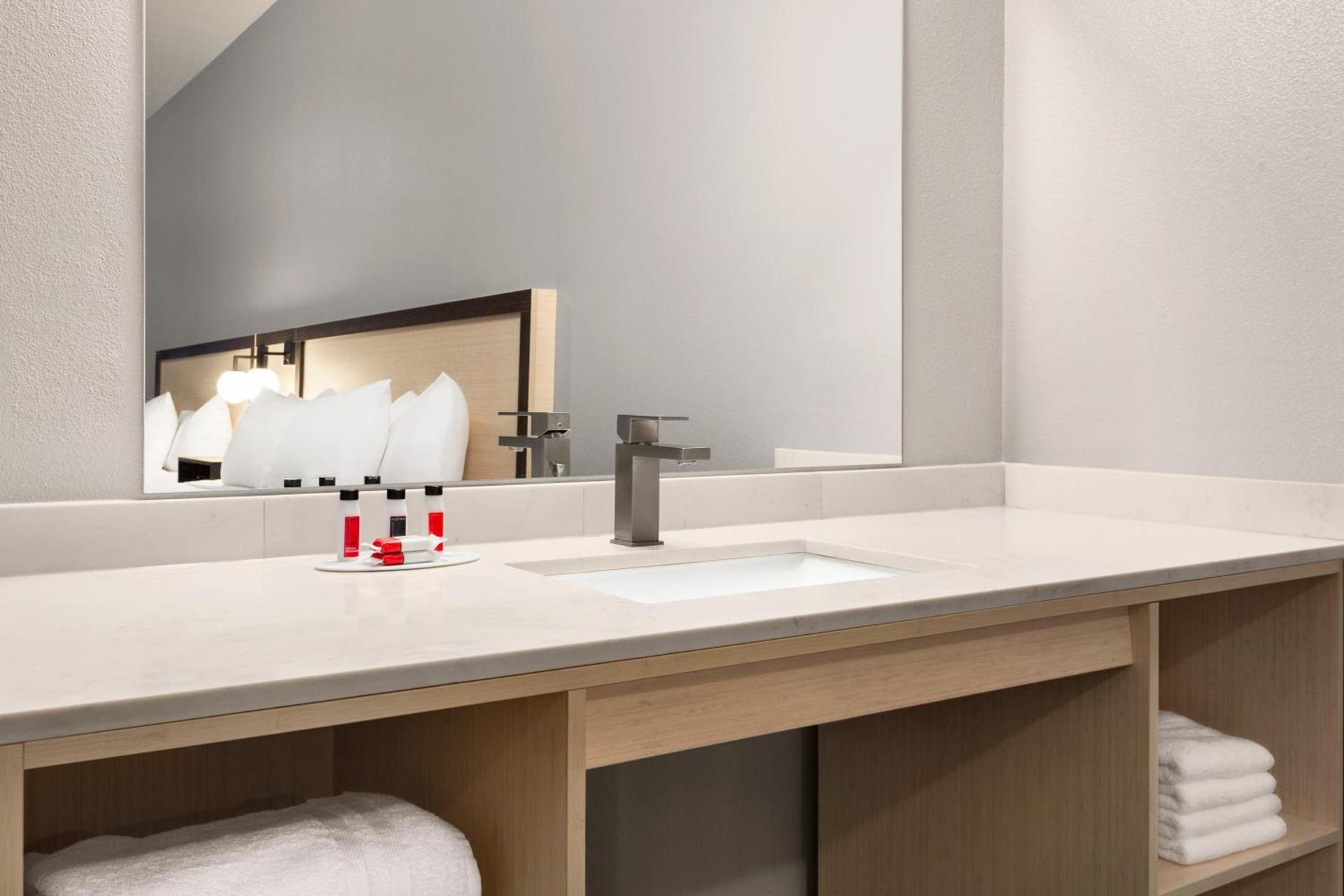 Ramada by Wyndham Marina photo 68