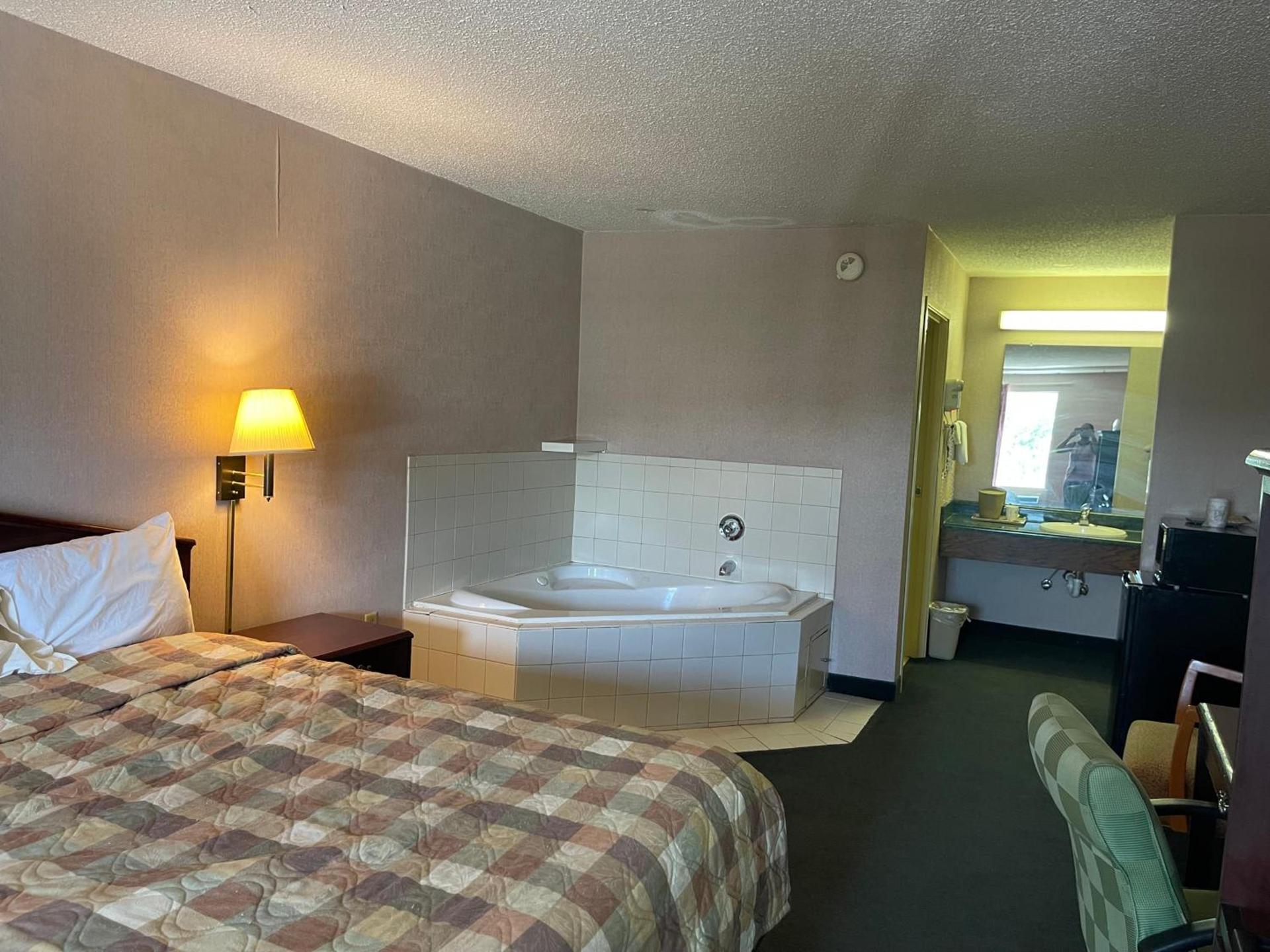 OYO Hotel East Macon I-75 photo 2