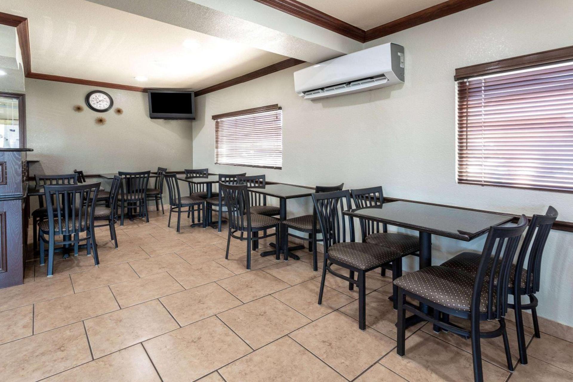 Super 8 by Wyndham Amarillo Central TX photo 3