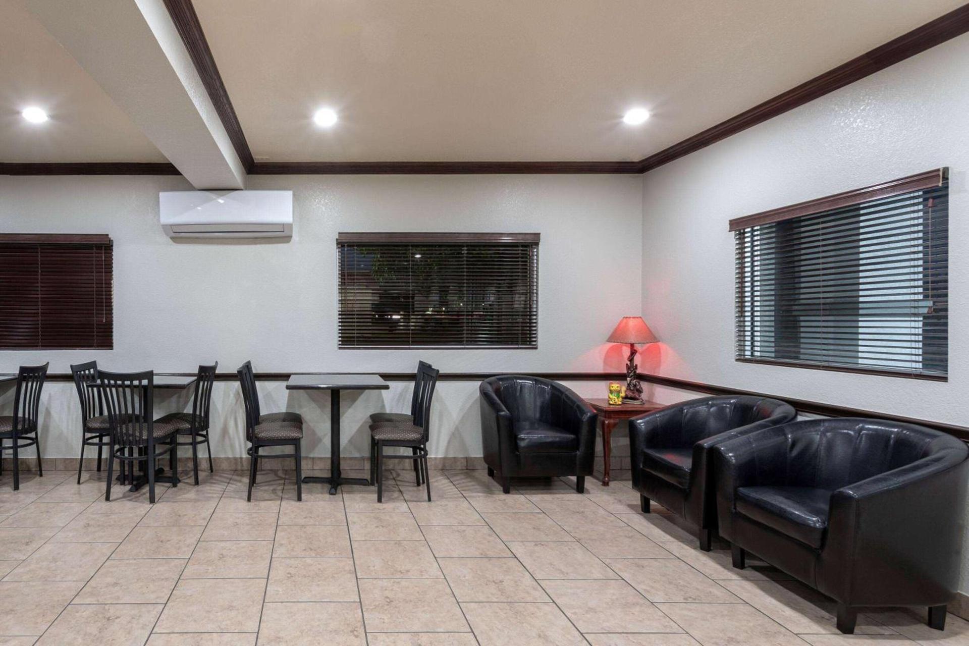 Super 8 by Wyndham Amarillo Central TX photo 4
