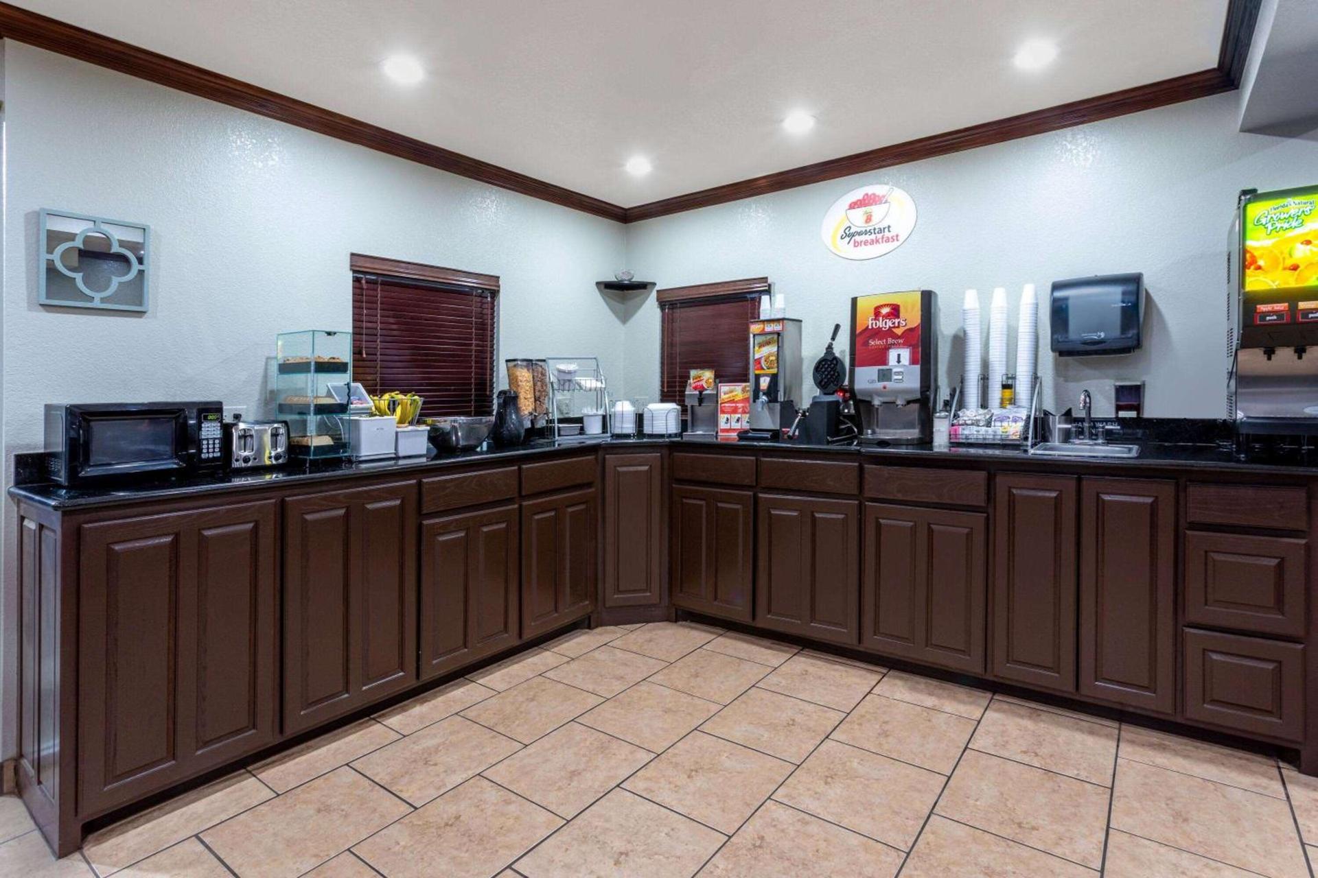 Super 8 by Wyndham Amarillo Central TX photo 31