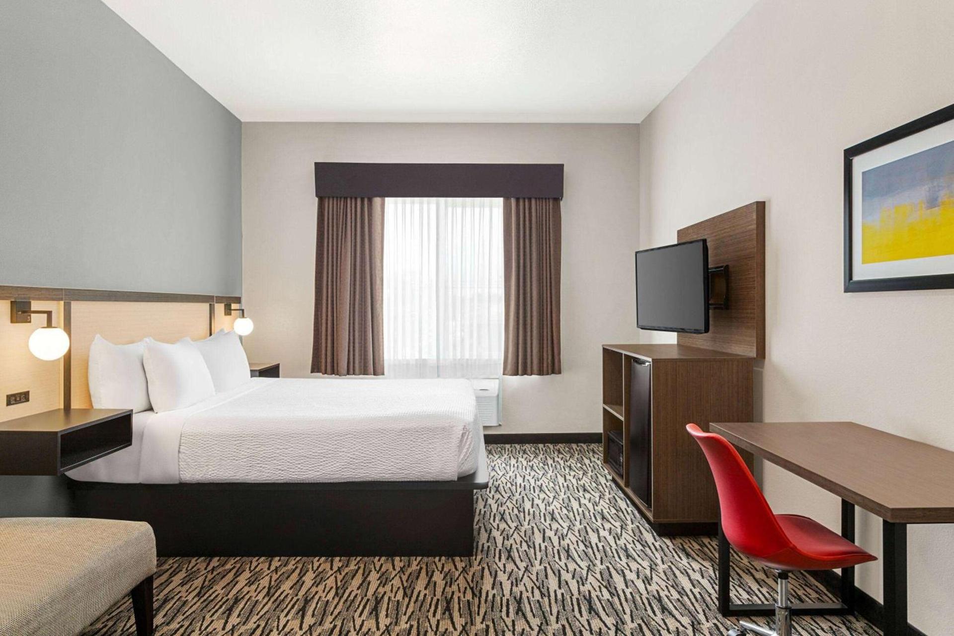 Ramada by Wyndham Marina photo 13