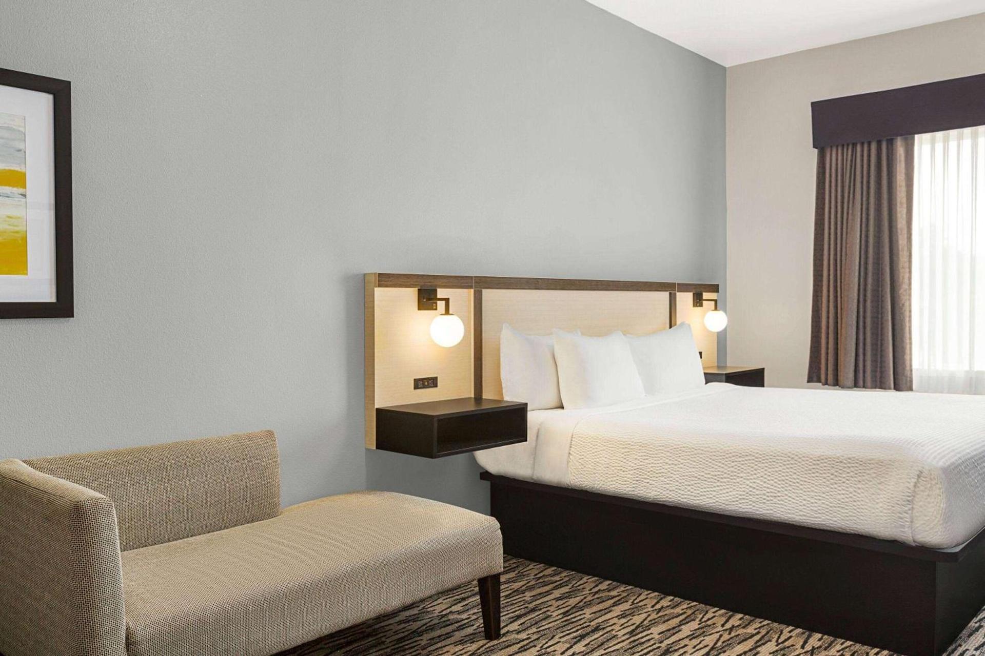 Ramada by Wyndham Marina photo 14