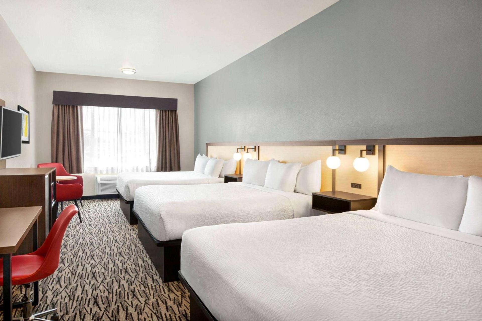 Ramada by Wyndham Marina photo 27