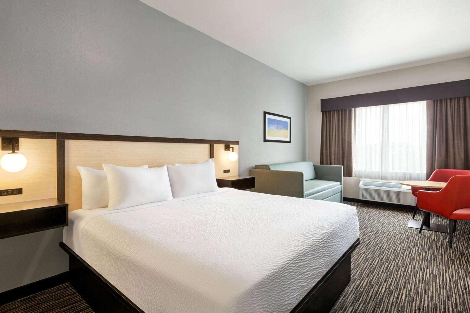 Ramada by Wyndham Marina photo 32