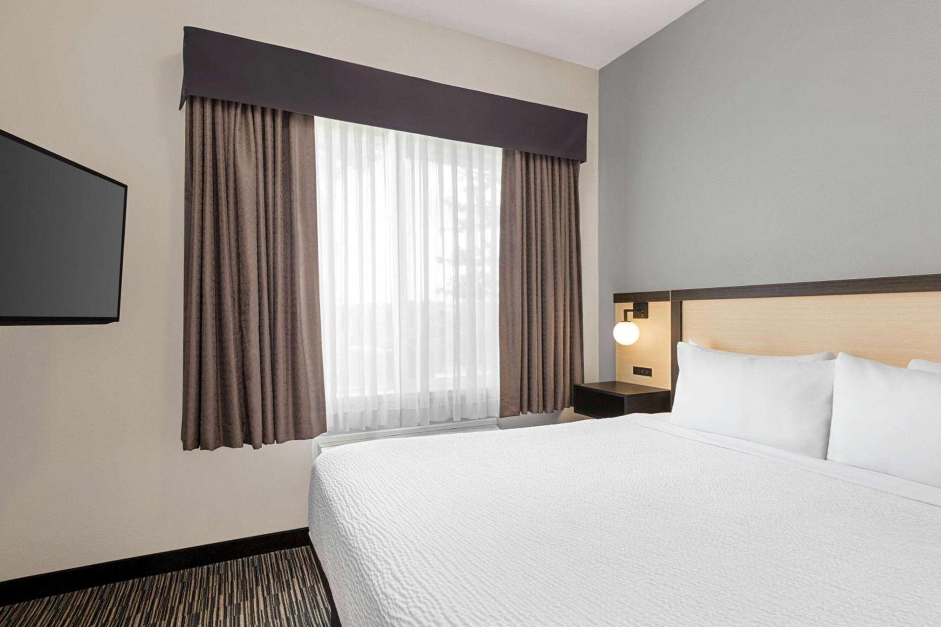 Ramada by Wyndham Marina photo 36