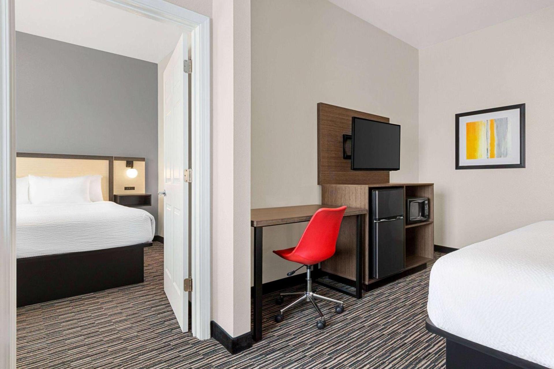 Ramada by Wyndham Marina photo 35