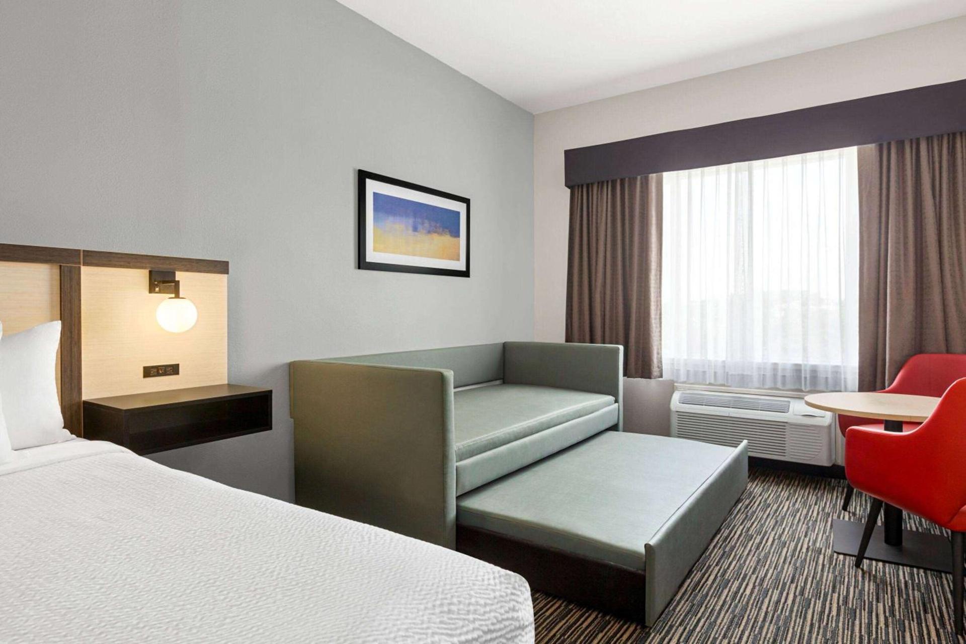 Ramada by Wyndham Marina photo 37