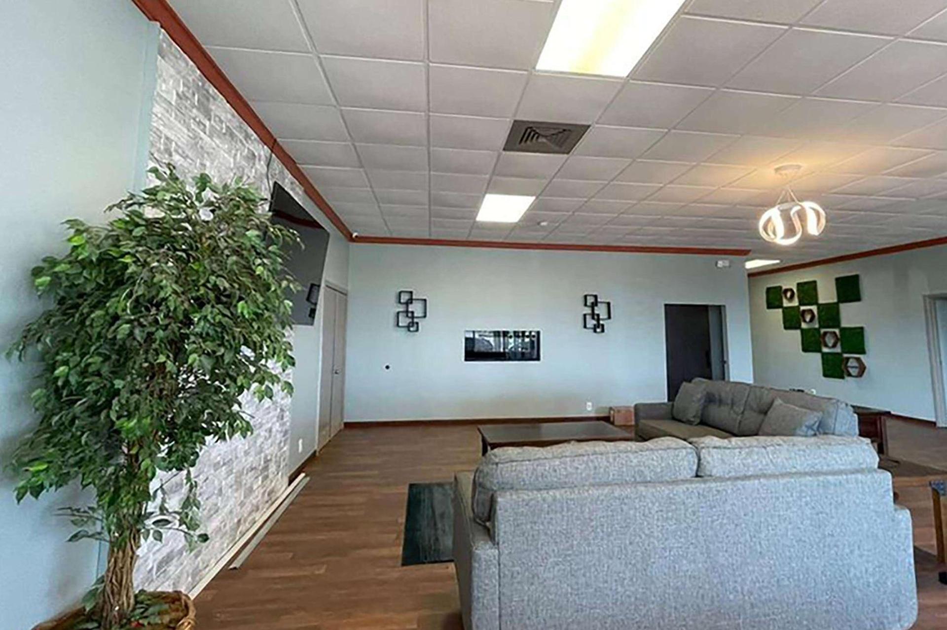 Days Inn & Suites by Wyndham Springfield OH photo 4