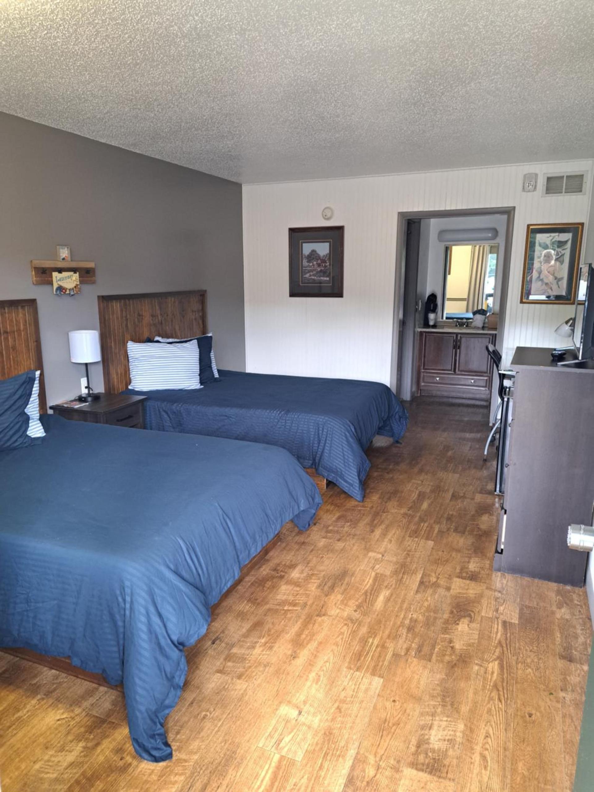 Blue Sky Inn- Complimentary Happy Hour Th-Sun, Veteran owned, Full Breakfast, Best green space, 1 mile from Blue Ridge, Fire Pit photo 31
