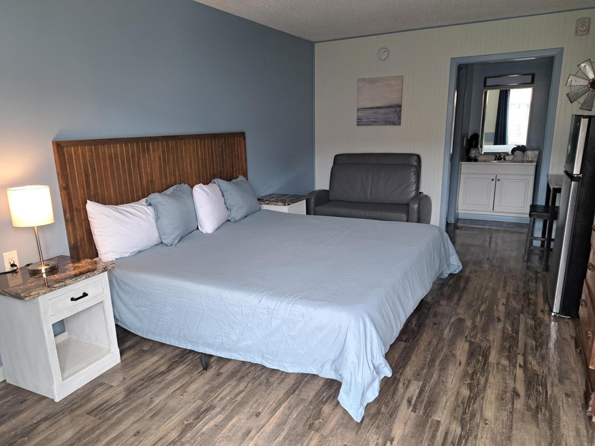 Blue Sky Inn- Complimentary Happy Hour Th-Sun, Veteran owned, Full Breakfast, Best green space, 1 mile from Blue Ridge, Fire Pit photo 32