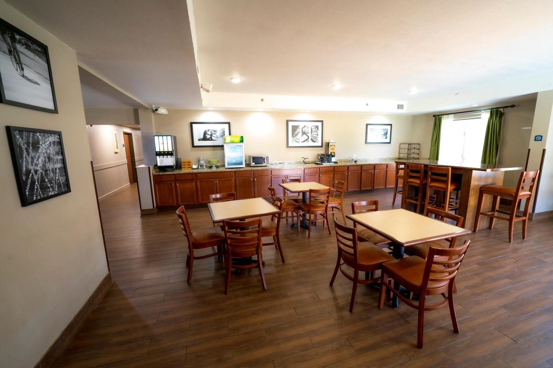 Quality Inn & Suites photo 25