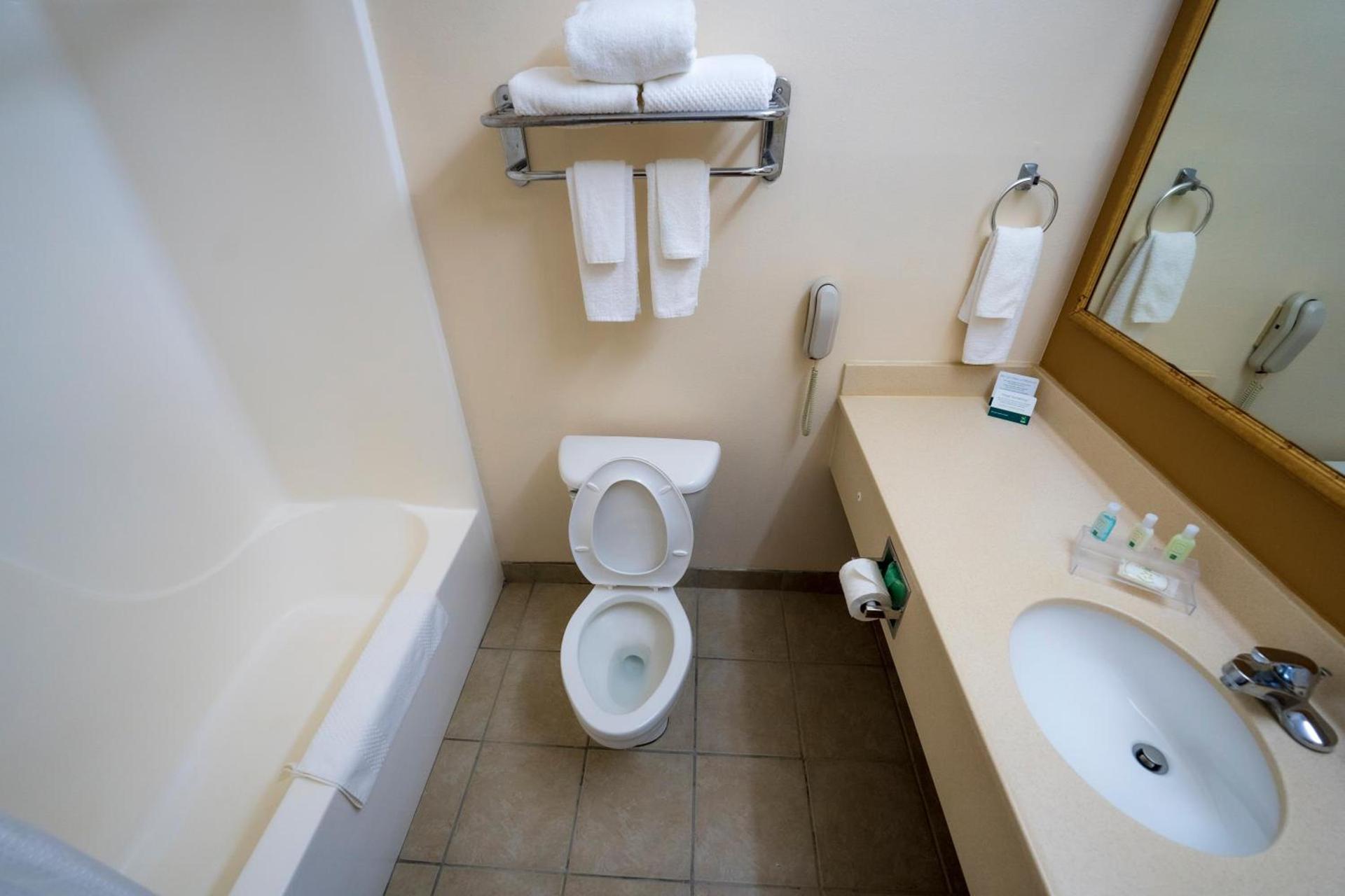 Quality Inn & Suites photo 14