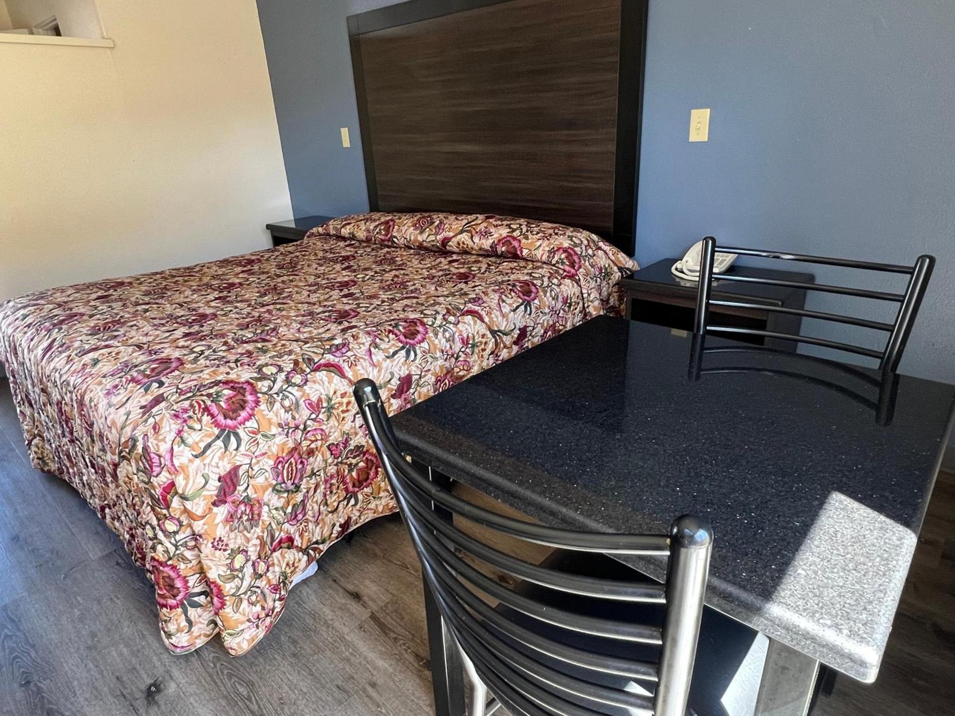 Economy Inn Fresno Yosemite '''NEWLY REMODELED''' photo 23
