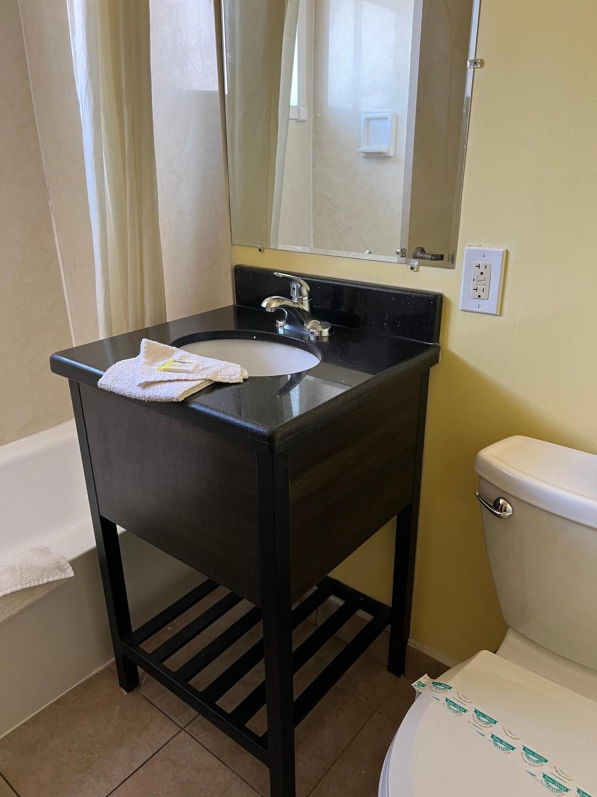 Economy Inn Fresno Yosemite '''NEWLY REMODELED''' photo 16