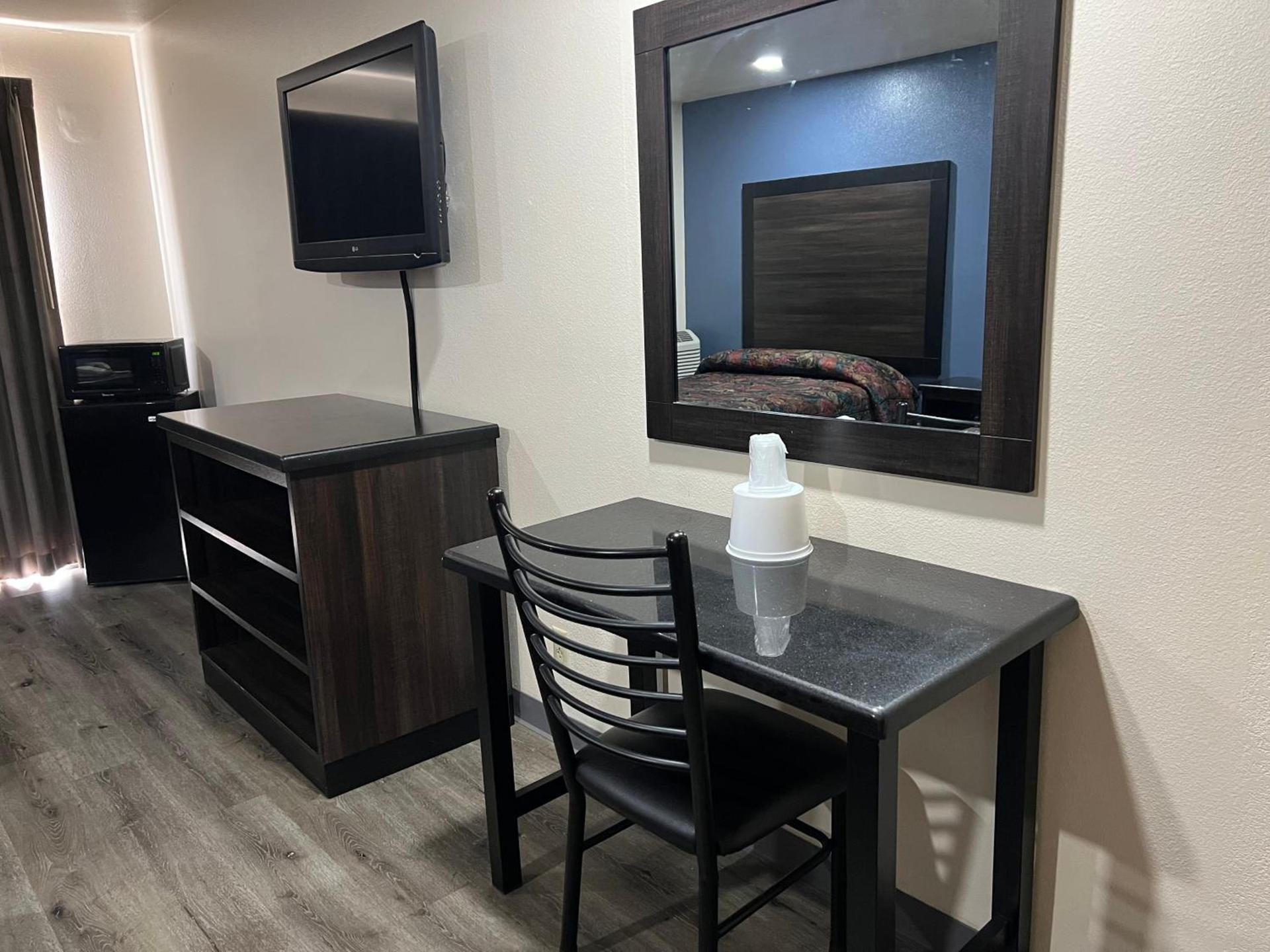 Economy Inn Fresno Yosemite '''NEWLY REMODELED''' photo 14