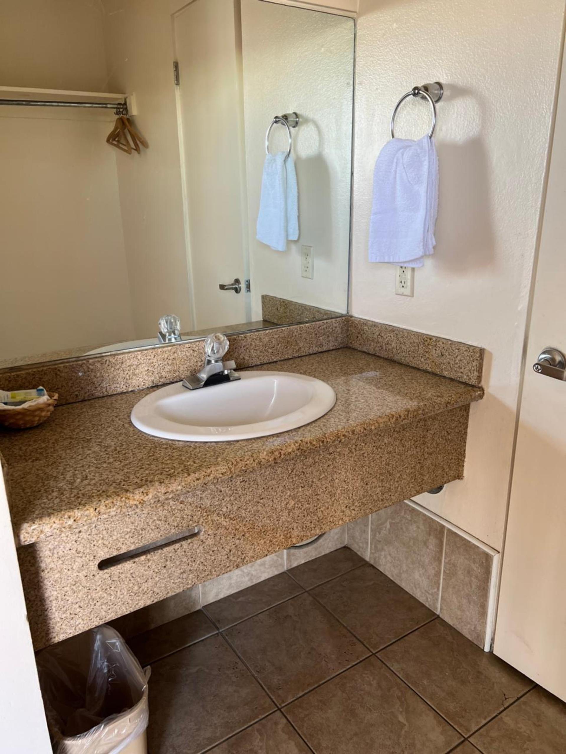 Economy Inn Fresno Yosemite '''NEWLY REMODELED''' photo 13