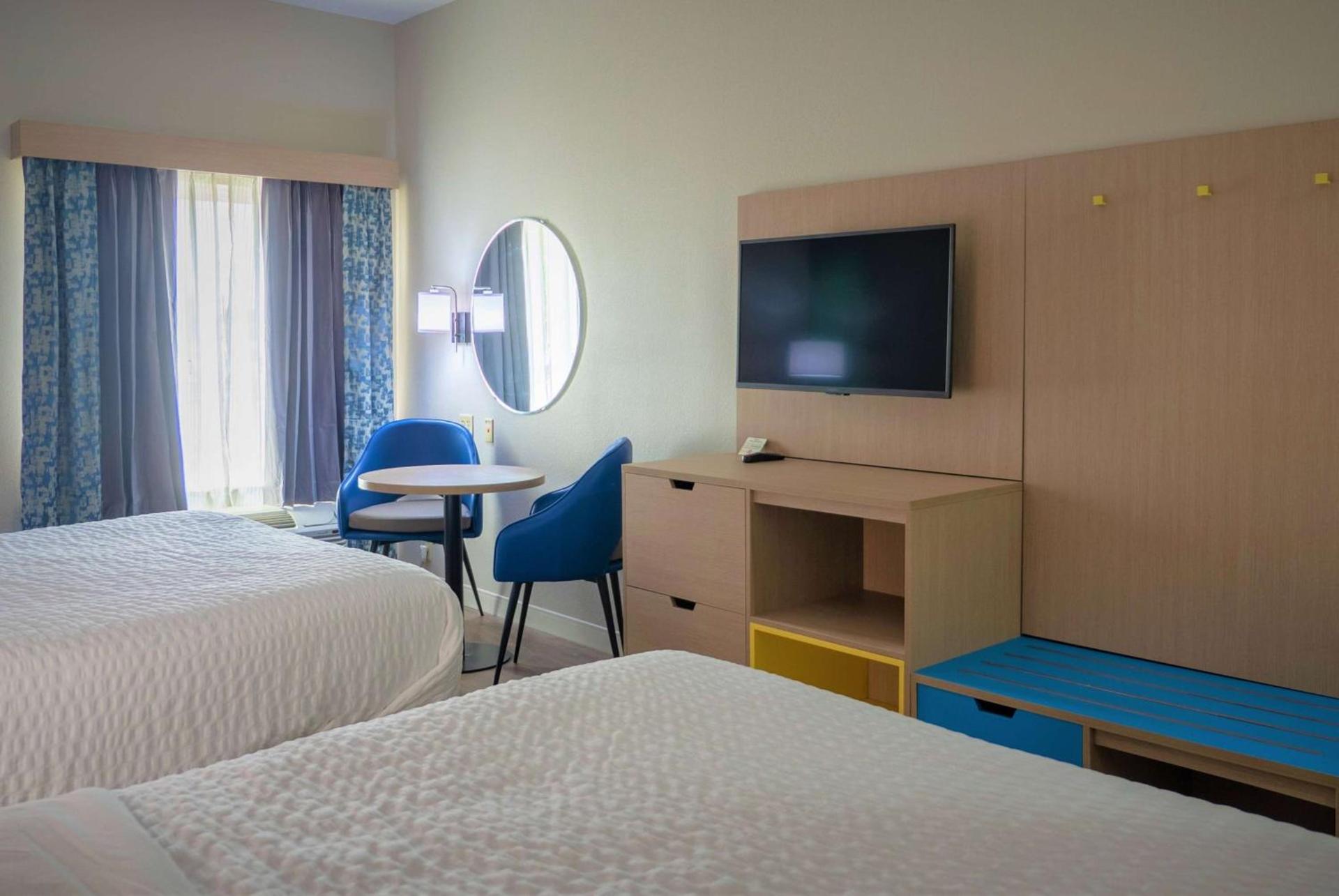 Days Inn & Suites by Wyndham Savannah North I-95 photo 10