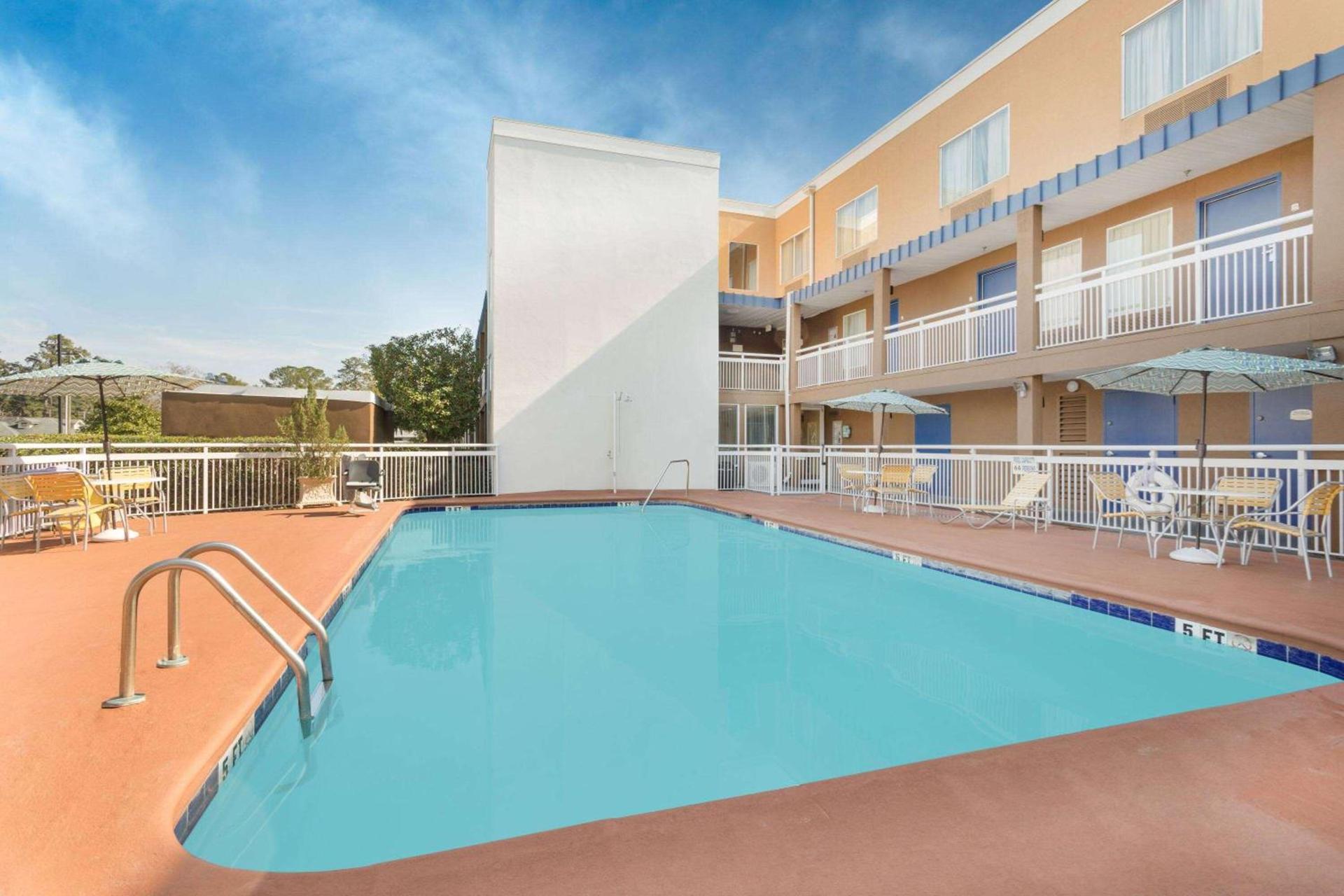Baymont by Wyndham Savannah Midtown photo 3