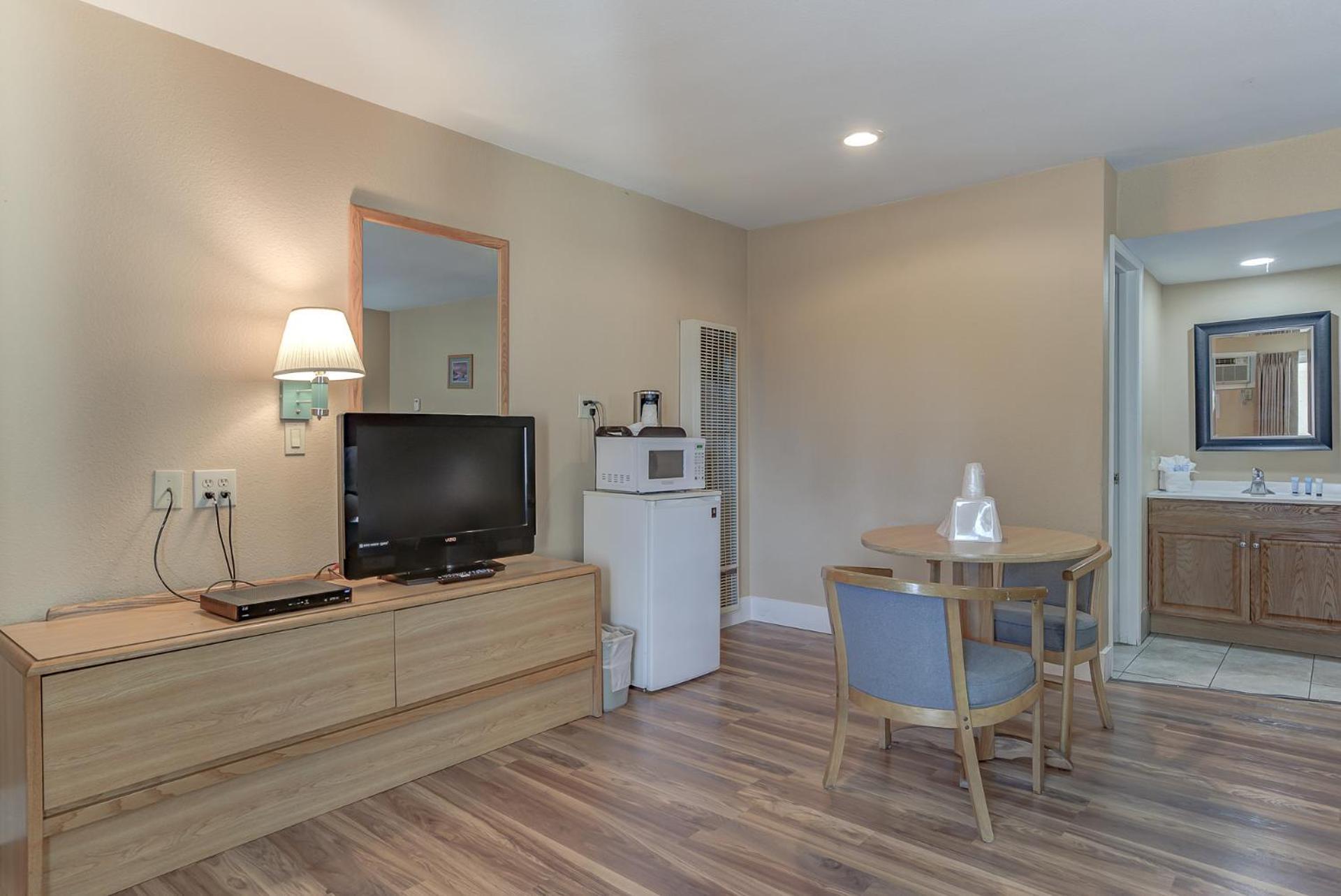 Shasta Pines Motel & Suites photo 13