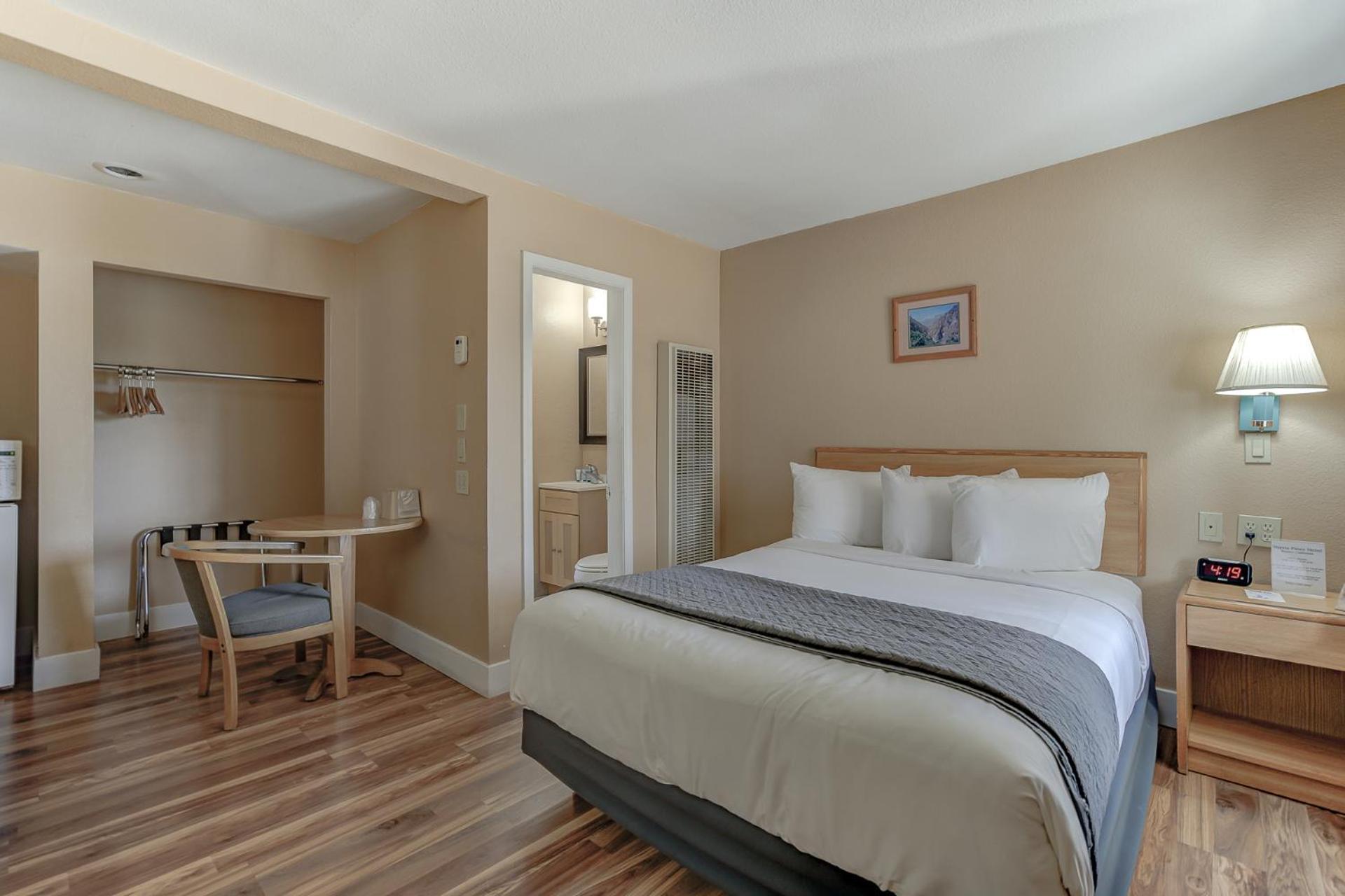 Shasta Pines Motel & Suites photo 9
