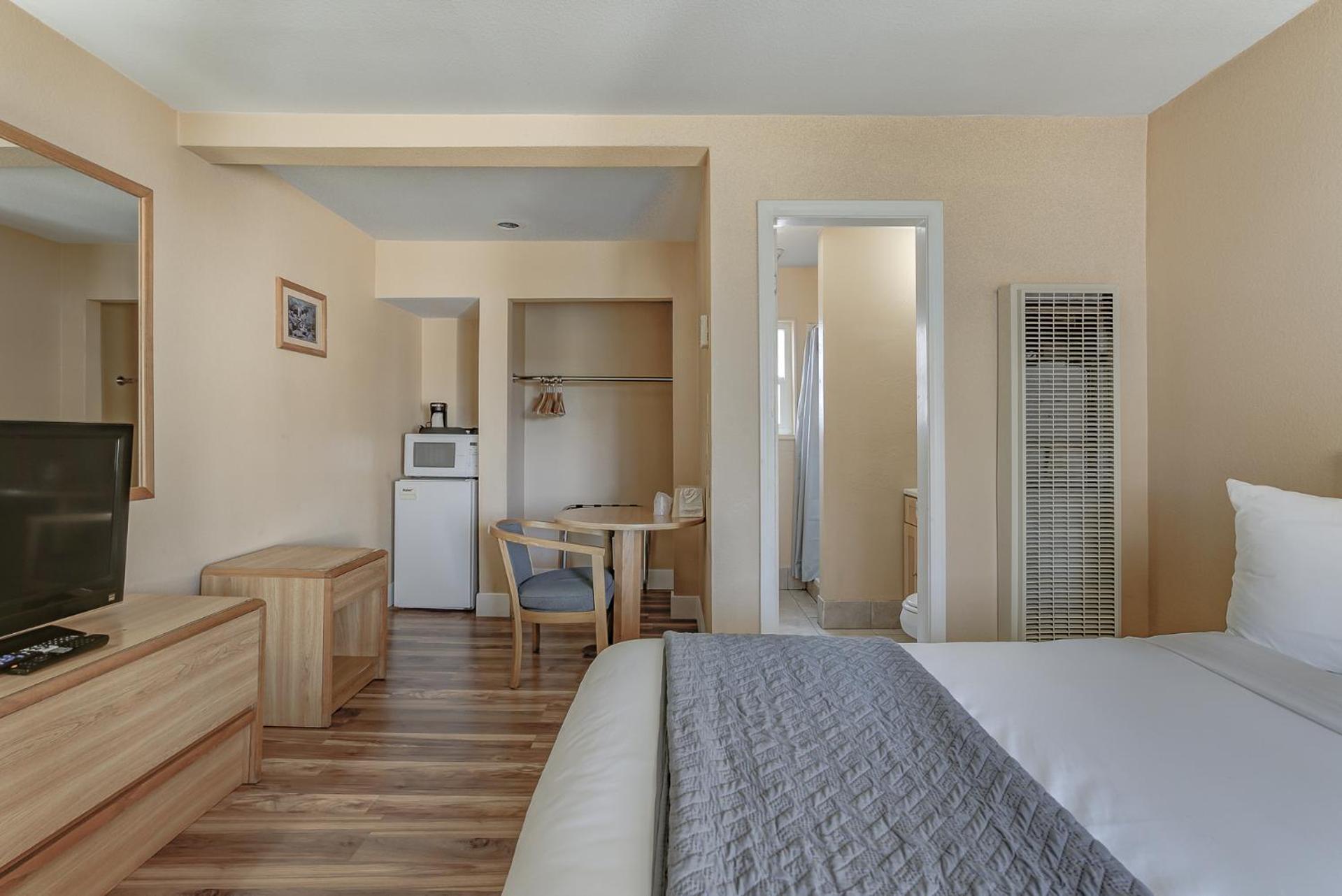 Shasta Pines Motel & Suites photo 10