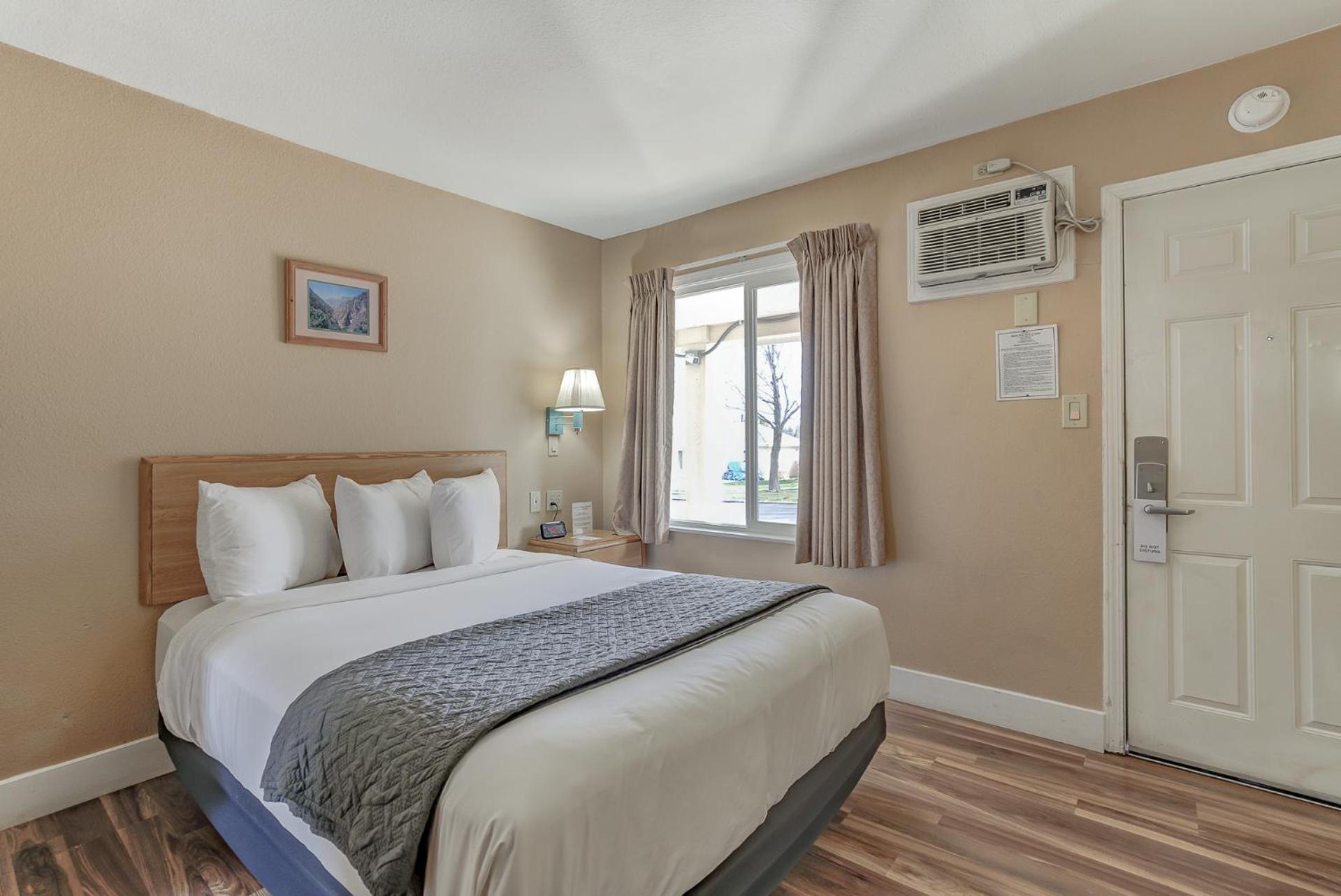 Shasta Pines Motel & Suites photo 15