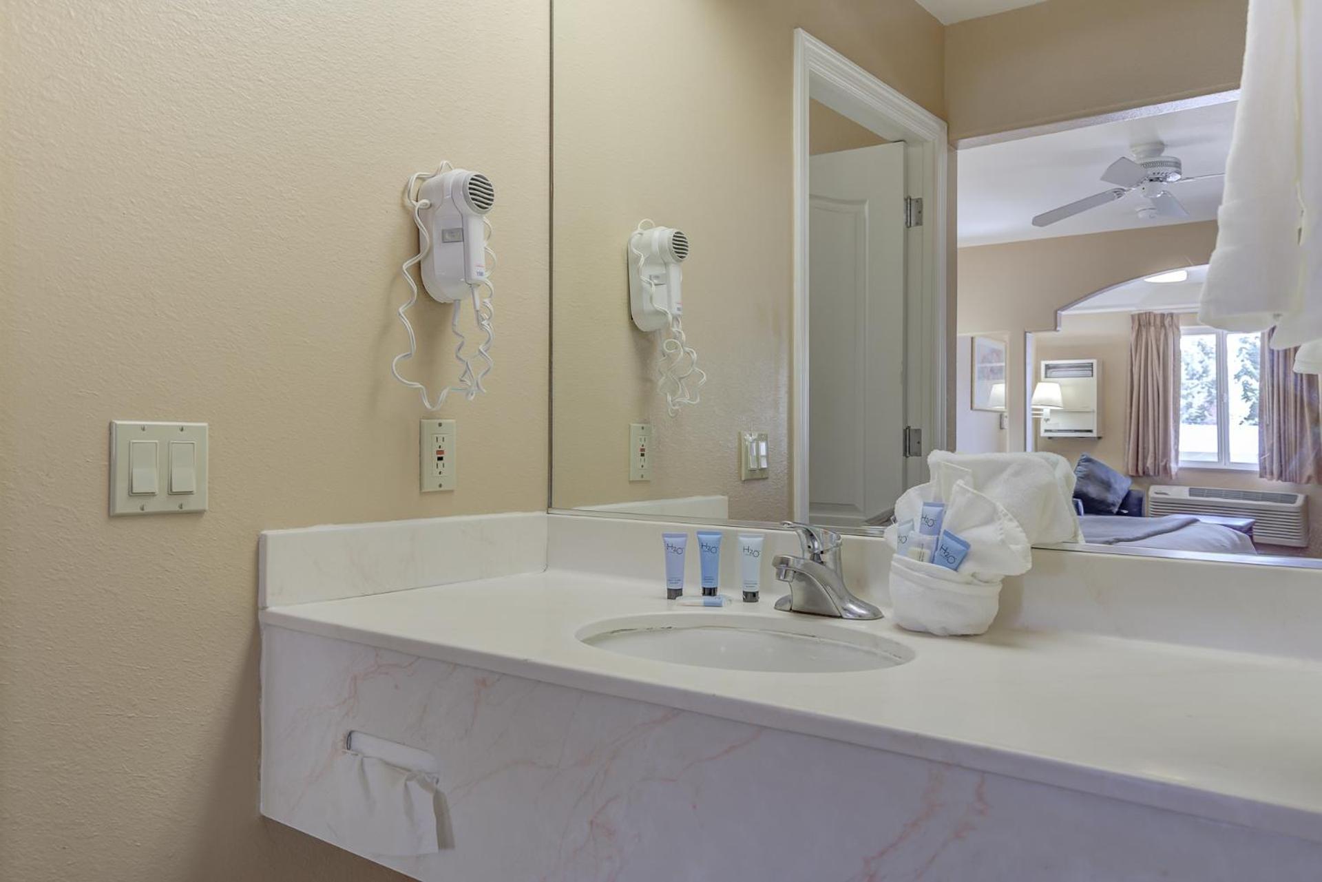 Shasta Pines Motel & Suites photo 30