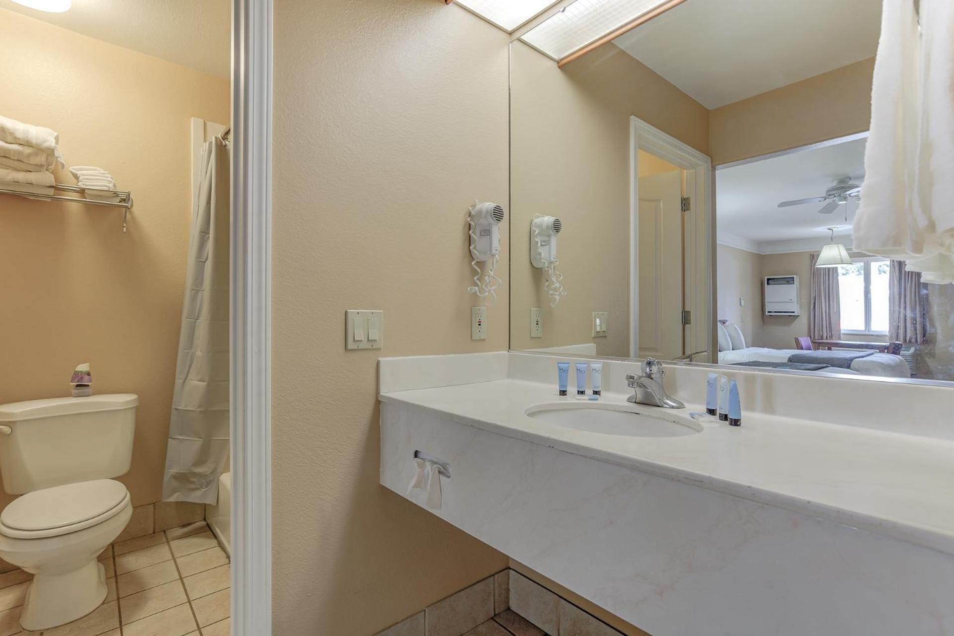 Shasta Pines Motel & Suites photo 2