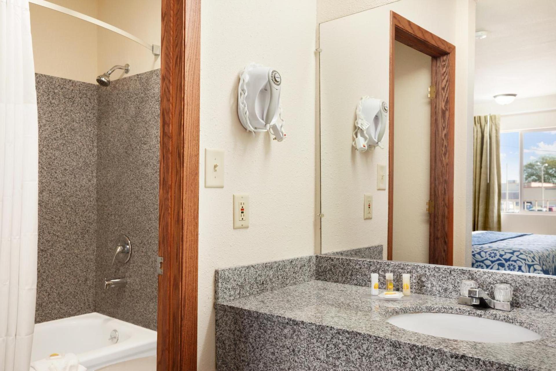 Days Inn by Wyndham Champaign/Urbana photo 22