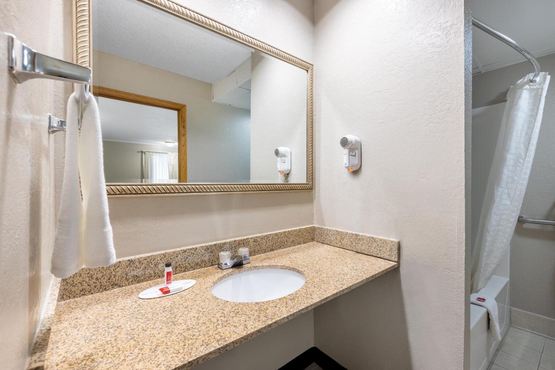 Super 8 by Wyndham Kansas City Airport North photo 44