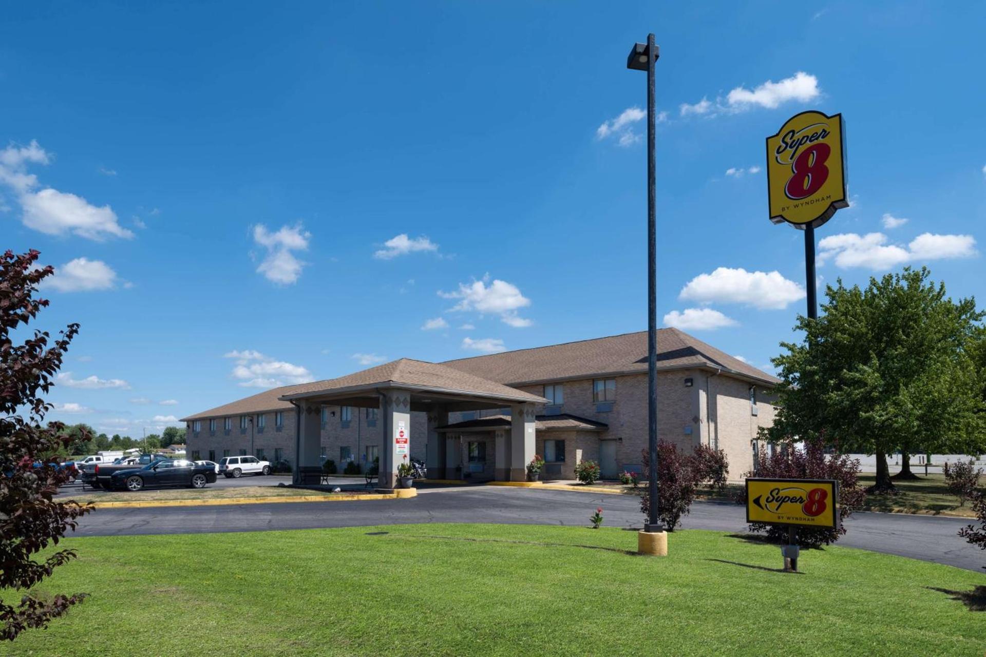 Super 8 by Wyndham Kokomo photo 2