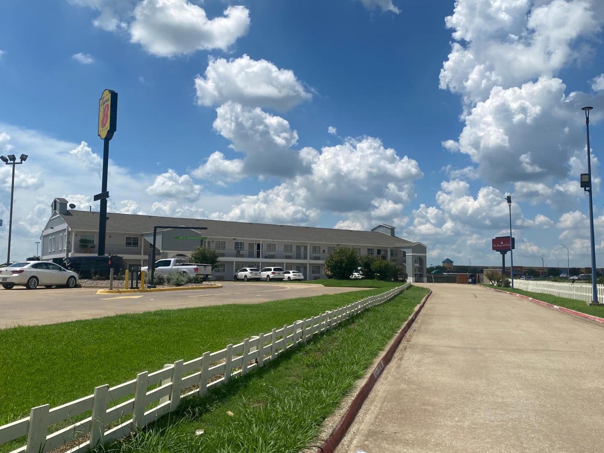 Super 8 by Wyndham Terrell photo 8