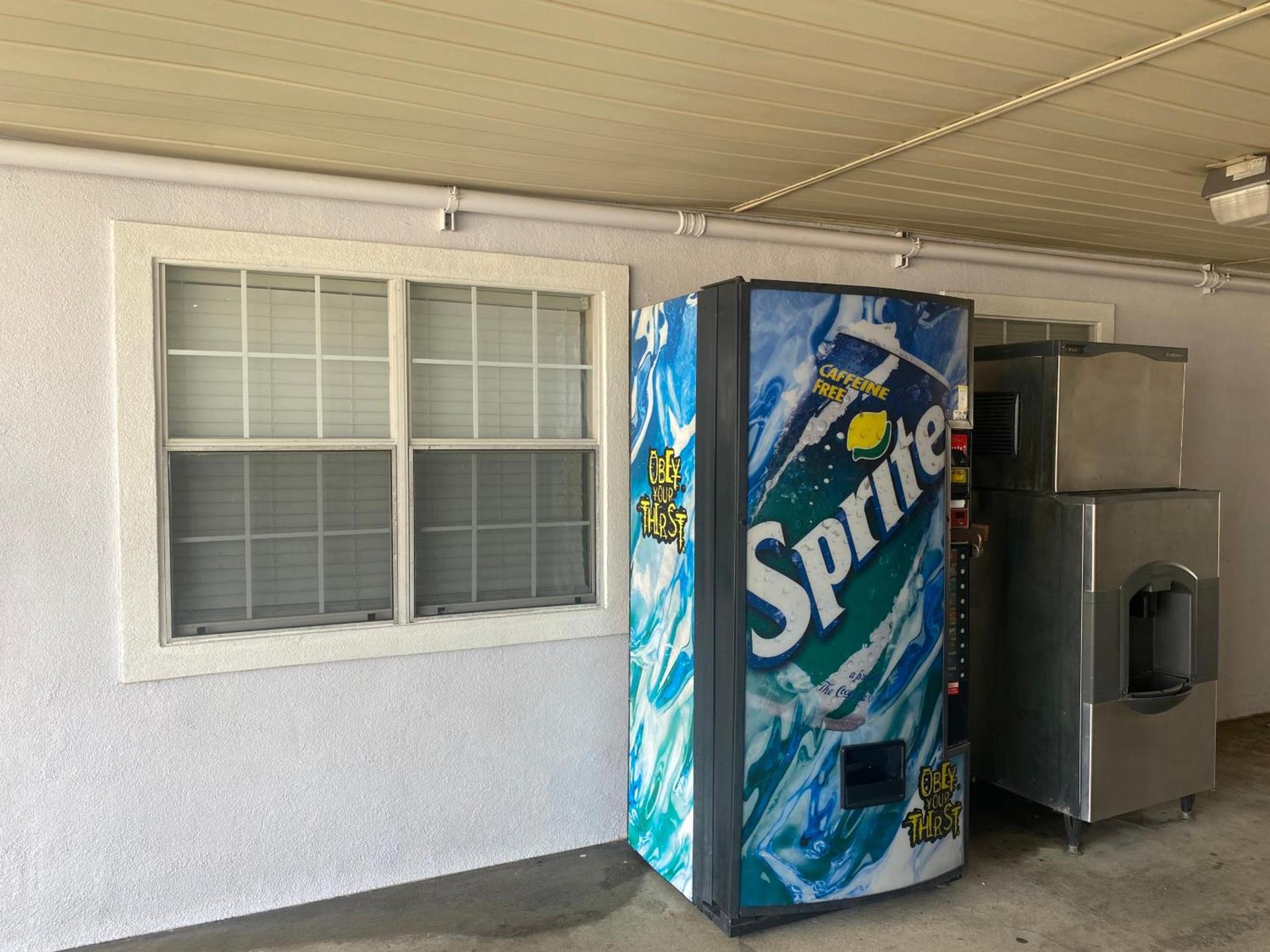 Super 8 by Wyndham Terrell photo 2